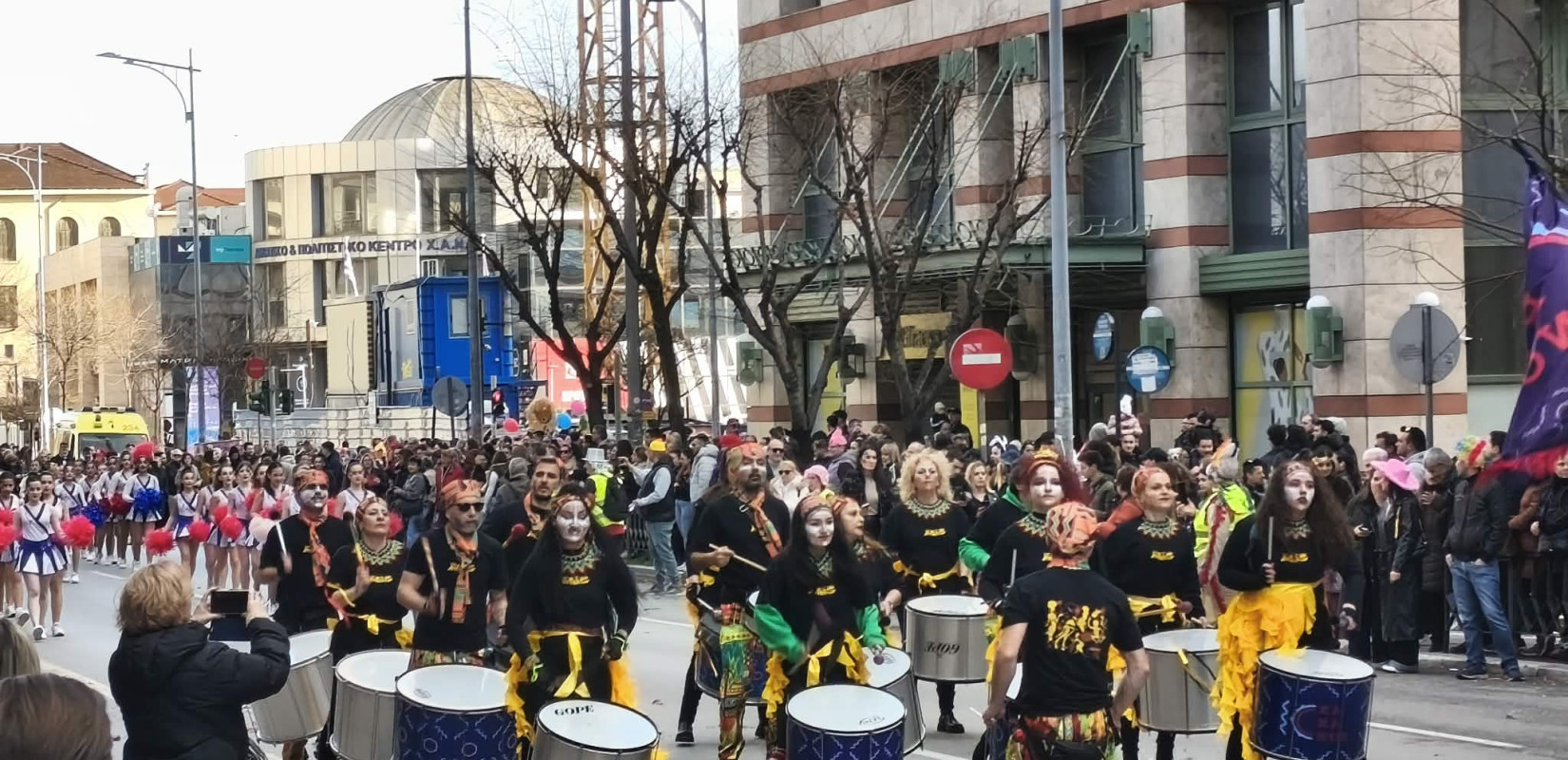 Θεσσαλονίκη: Ξεκίνησε η καρναβαλική παρέλαση - Χιλιάδες καρναβαλιστές στους δρόμους της πόλης
