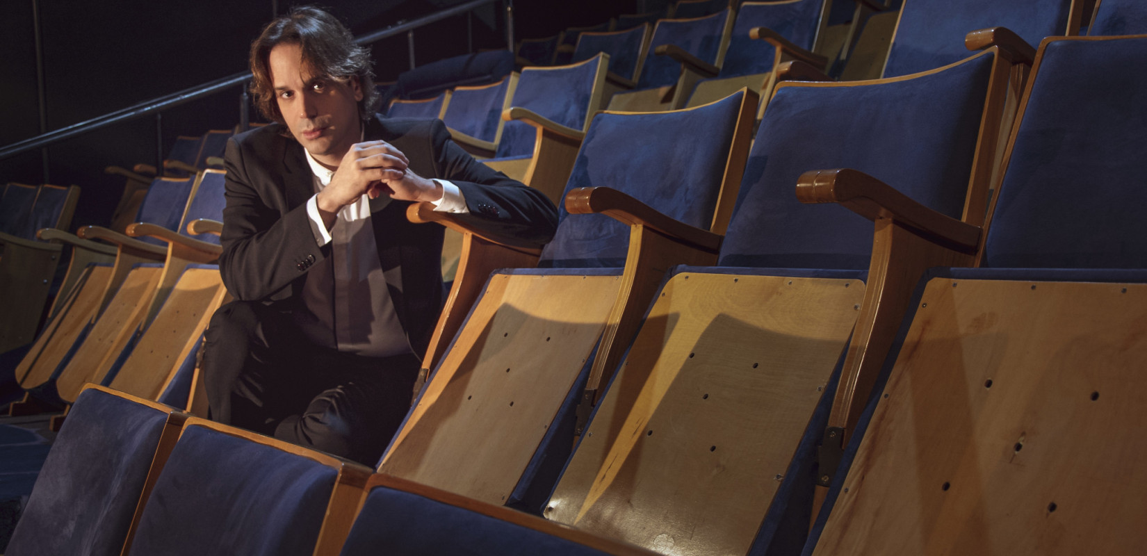 «Το Γάλα»: Μια παράσταση για όσα μας μαλακώνουν και μας πληγώνουν