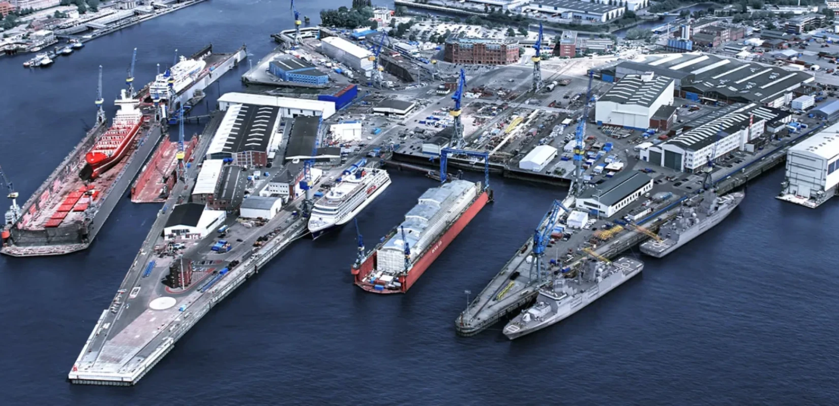 Για δολιοφθορές σε πέντε πολεμικά πλοία της Γερμανίας κατηγορείται ο 55χρονος από την Κομοτηνή που συνελήφθη μαζί με ένα Ρουμάνο