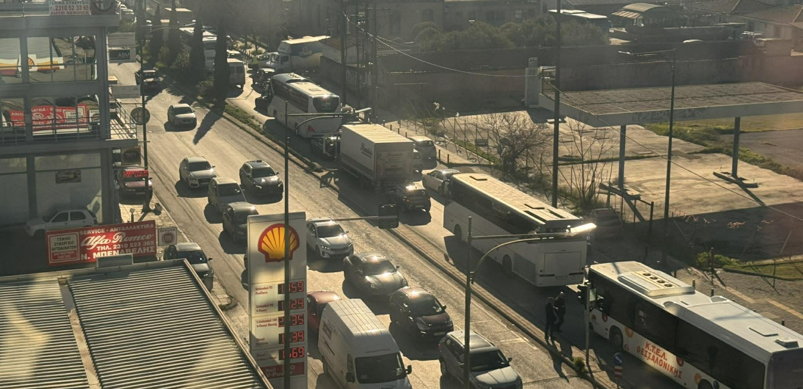 Θεσσαλονίκη: «Μπλόκαρε» η 26ης Οκτωβρίου - Εγκλωβισμένοι οδηγοί λόγω βλάβης φορτηγού