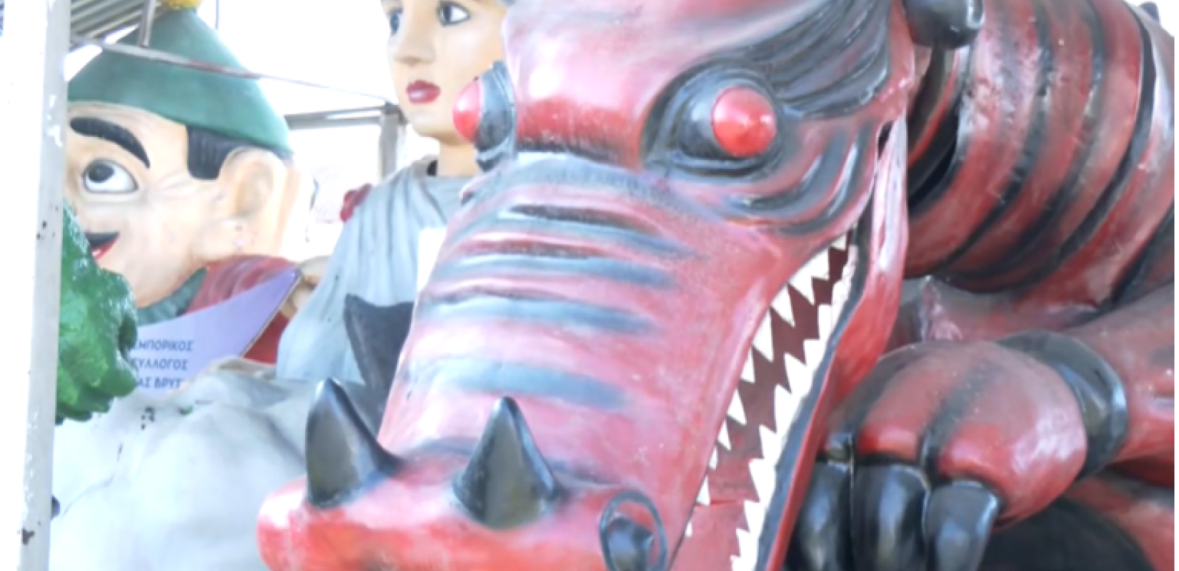 Πέλλα: Πυρετώδεις προετοιμασίες για το καρναβάλι στην Κρύα Βρύση- Εντυπωσιακά άρματα, κέφι και σάτιρα