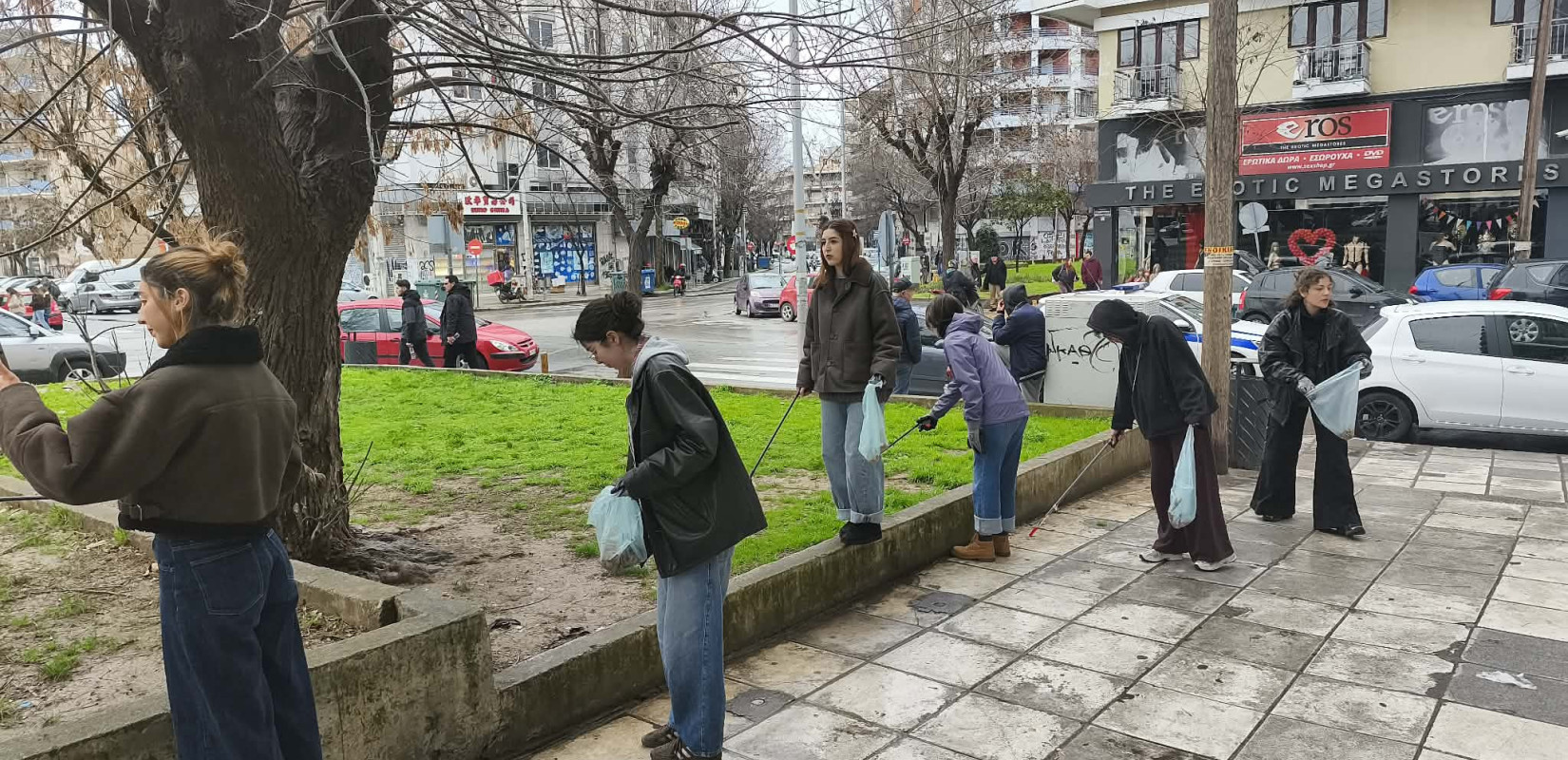 Θεσσαλονίκη: Ευρωπαίοι εθελοντές καθάρισαν το Σιδηροδρομικό Σταθμό από αποτσίγαρα και γόπες (βίντεο)