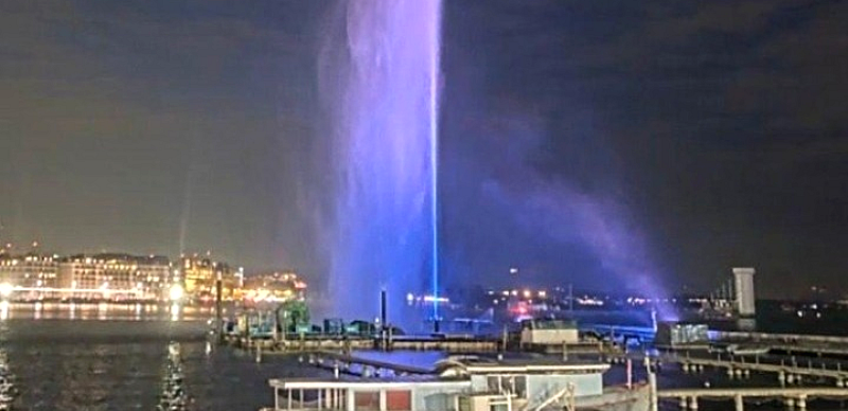 Στα γαλανόλευκα ο «Πίδακας της Γενεύης»: Ιστορική φωταγώγηση για την Παγκόσμια Ημέρα Ελληνικής Γλώσσας