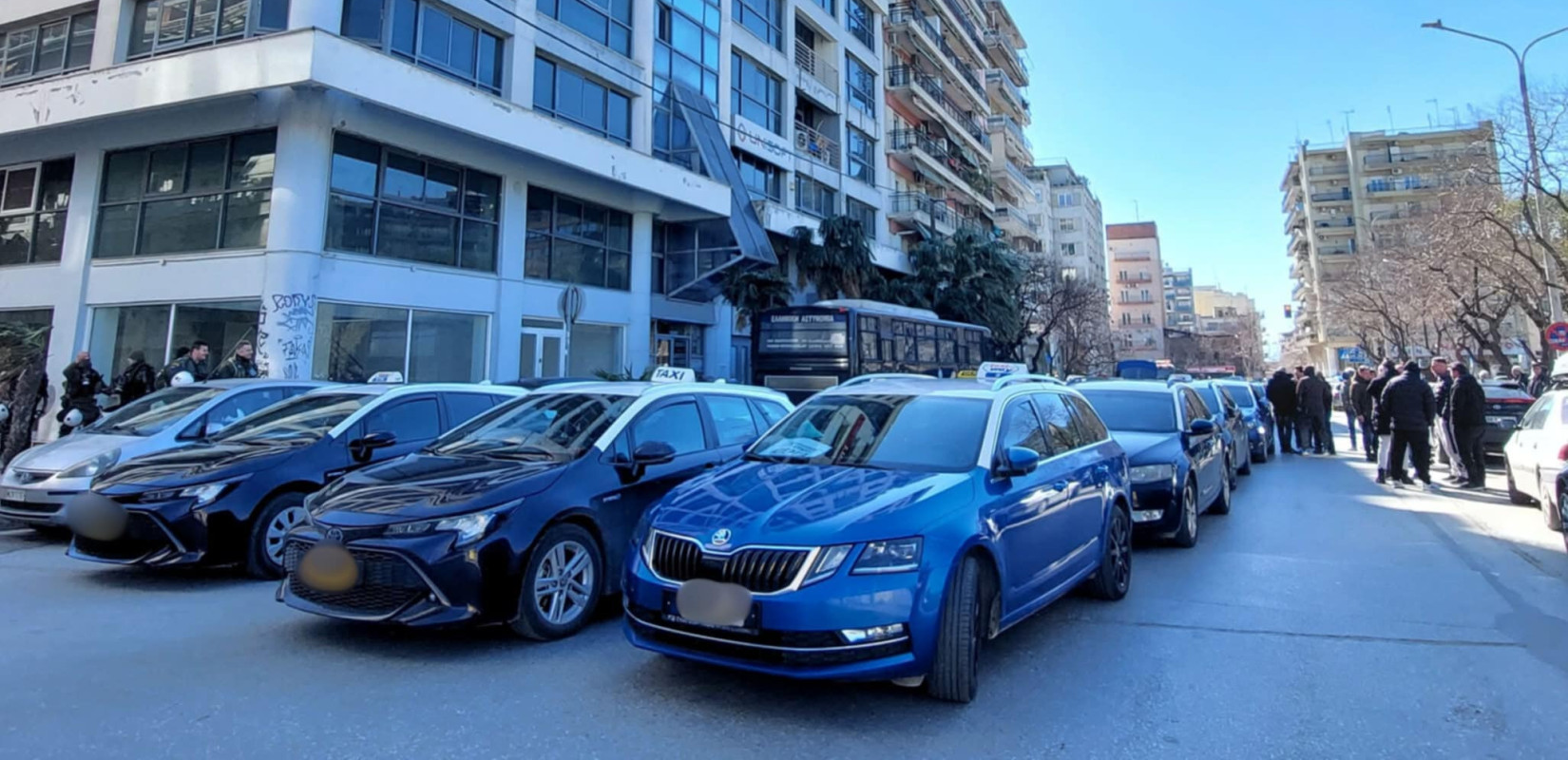 «Χειρόφρενο» για 48 ώρες από τα ταξί της Θεσσαλονίκης - Πορεία προς αεροδρόμιο «Μακεδονία» και γραφεία ΝΔ (βίντεο)