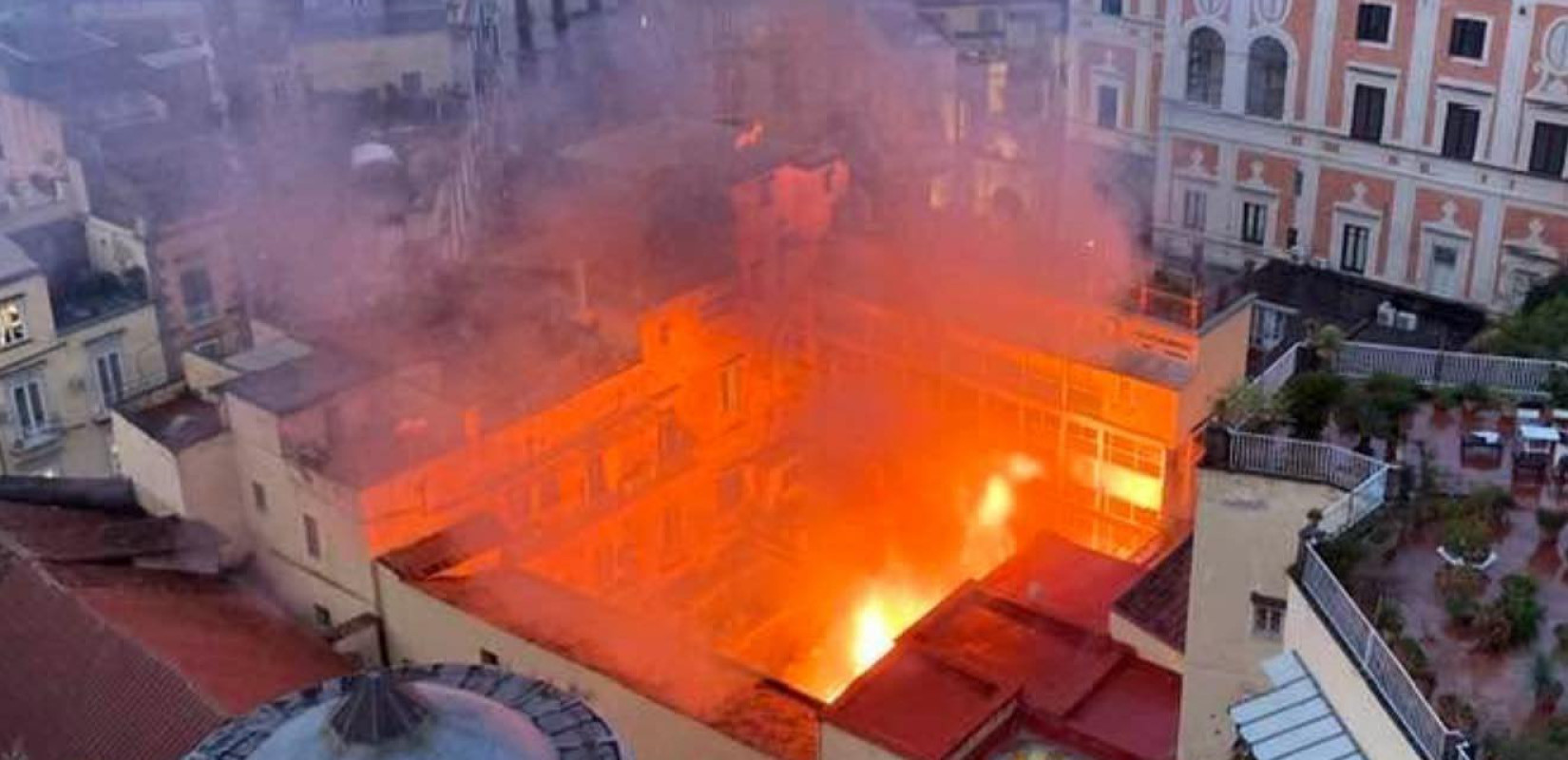 Ιταλία: Στις φλόγες το θέατρο Σανατζάρο της Νάπολης - Κατέρρευσε η στέγη (βίντεο)