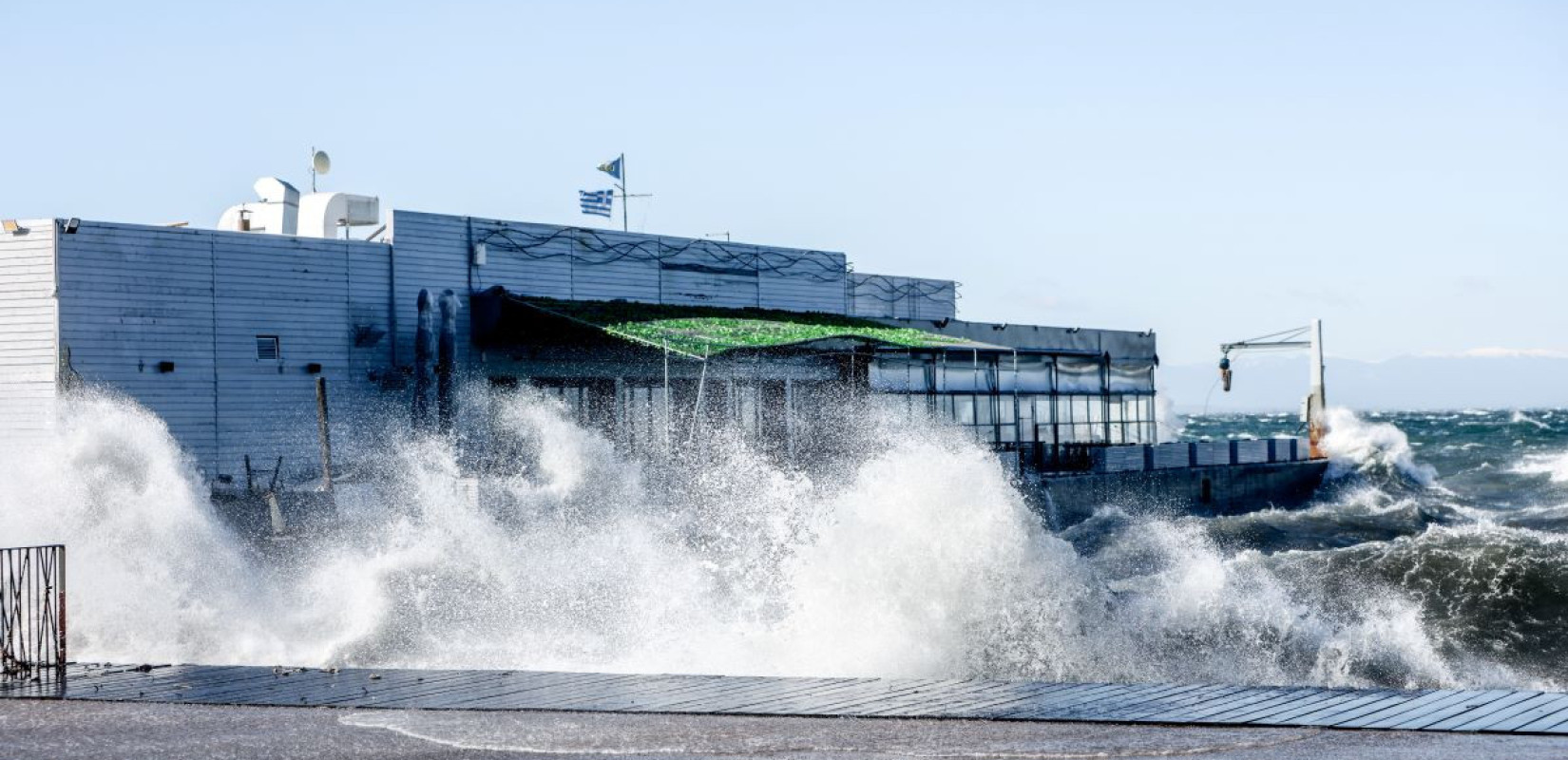 Θεσσαλονίκη: Πάνω από 300 κλήσεις στην Πυροσβεστική για βοήθεια από τα έντονα καιρικά φαινόμενα - Πού διακόπηκε η κυκλοφορία