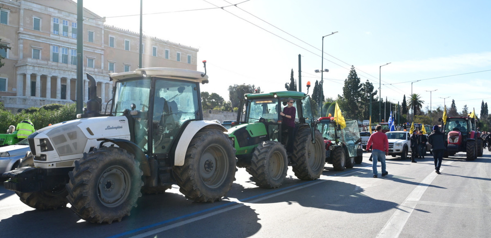 Αποχωρούν από το Σύνταγμα τα τρακτέρ μετά το συλλαλητήριο της Πανελλαδικής Επιτροπής των Μπλόκων