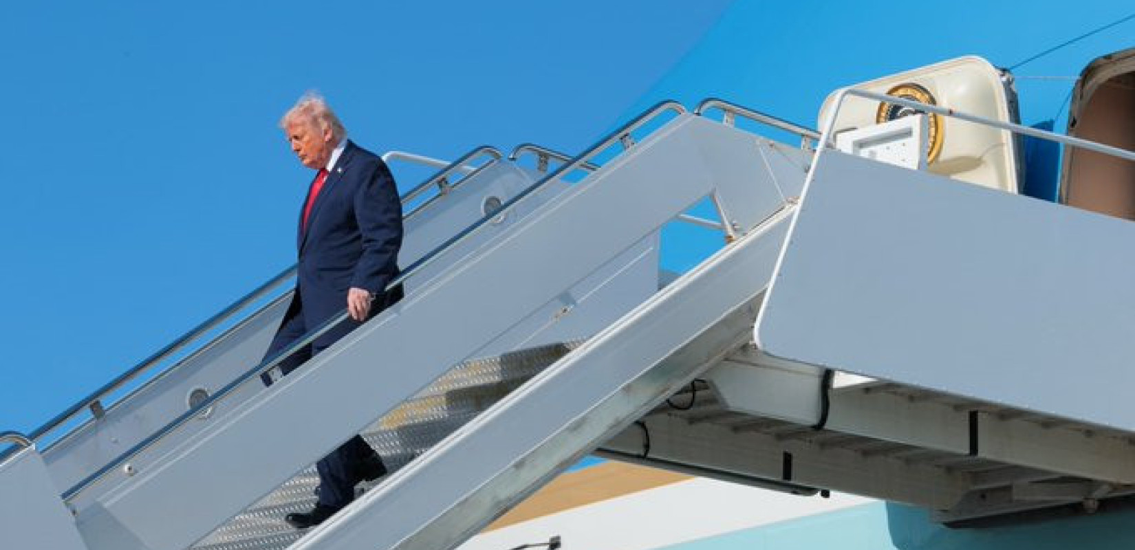 ΗΠΑ: Σε «Διεθνές Αεροδρόμιο Ντόναλντ Τραμπ» μετονομάζεται το αεροδρόμιο του Παλμ Μπιτς στη Φλόριντα