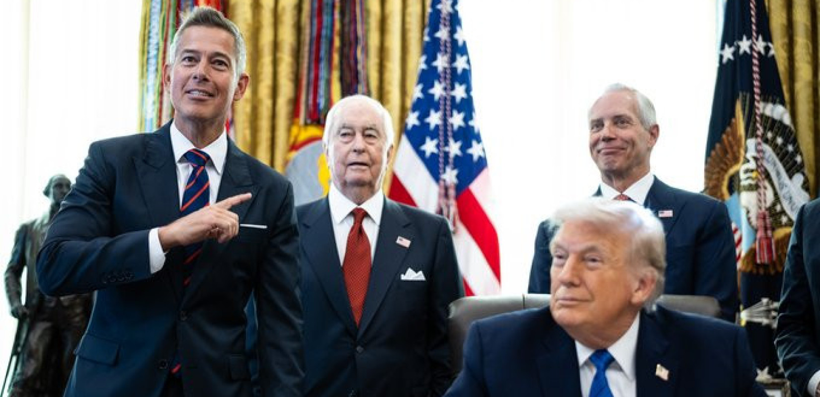 ΗΠΑ: Ομοσπονδιακά δισεκατομμύρια με αντάλλαγμα το όνομα «Τραμπ» σε αεροδρόμιο και Πεν Στέισιον