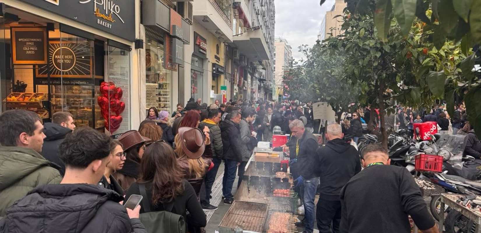 Θεσσαλονίκη: Πήραν «φωτιά» οι ψησταριές στη Β. Ηρακλείου- Υπαίθριο γλέντι με τσίκνισμα και μουσική