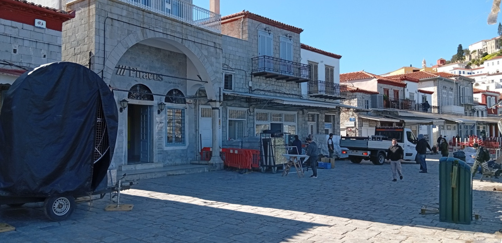 Η Ύδρα μετατρέπεται σε τηλεοπτικό πλατό για να υποδεχθεί τον Μπραντ Πιτ - Δείτε φωτογραφίες