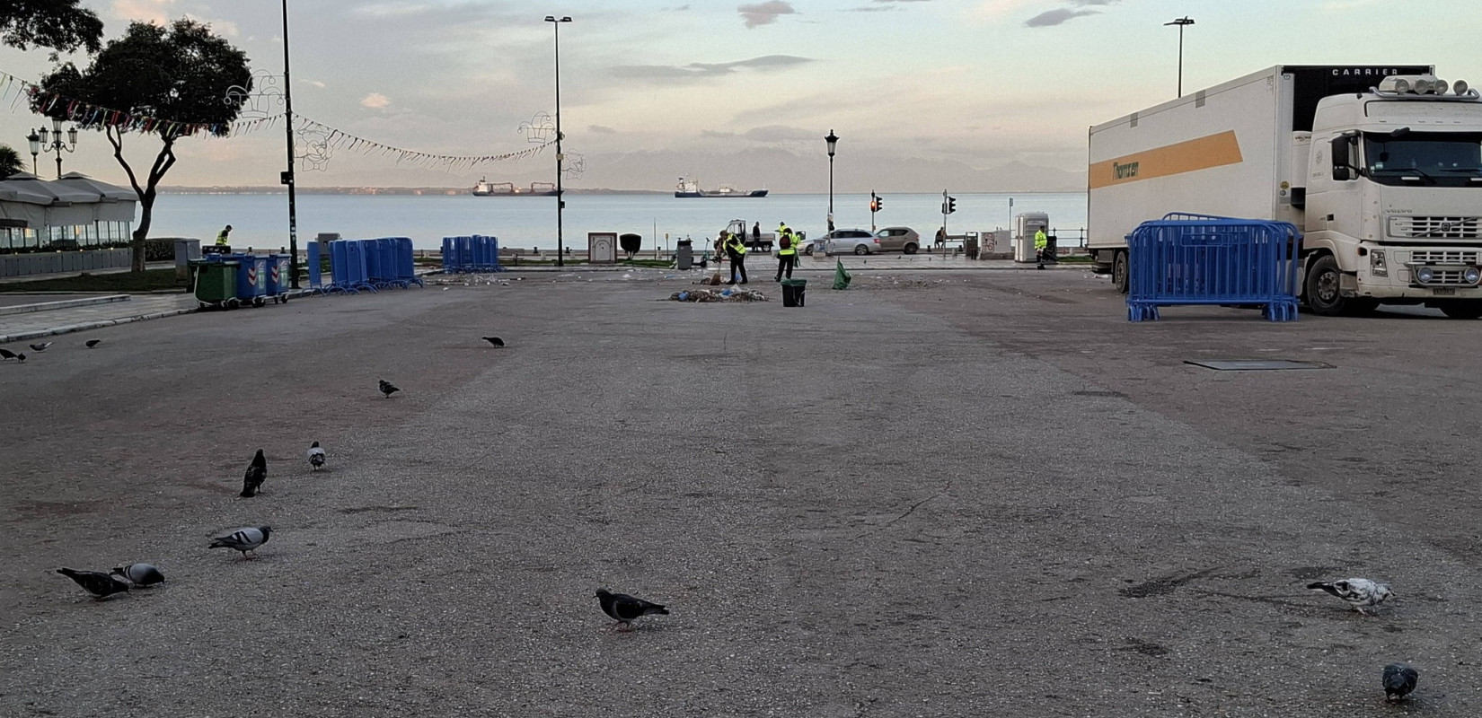 Καθαρή η Θεσσαλονίκη μετά το καρναβάλι: Η επιχείρηση ξεκίνησε αμέσως μετά την πορεία των καρναβαλιστών