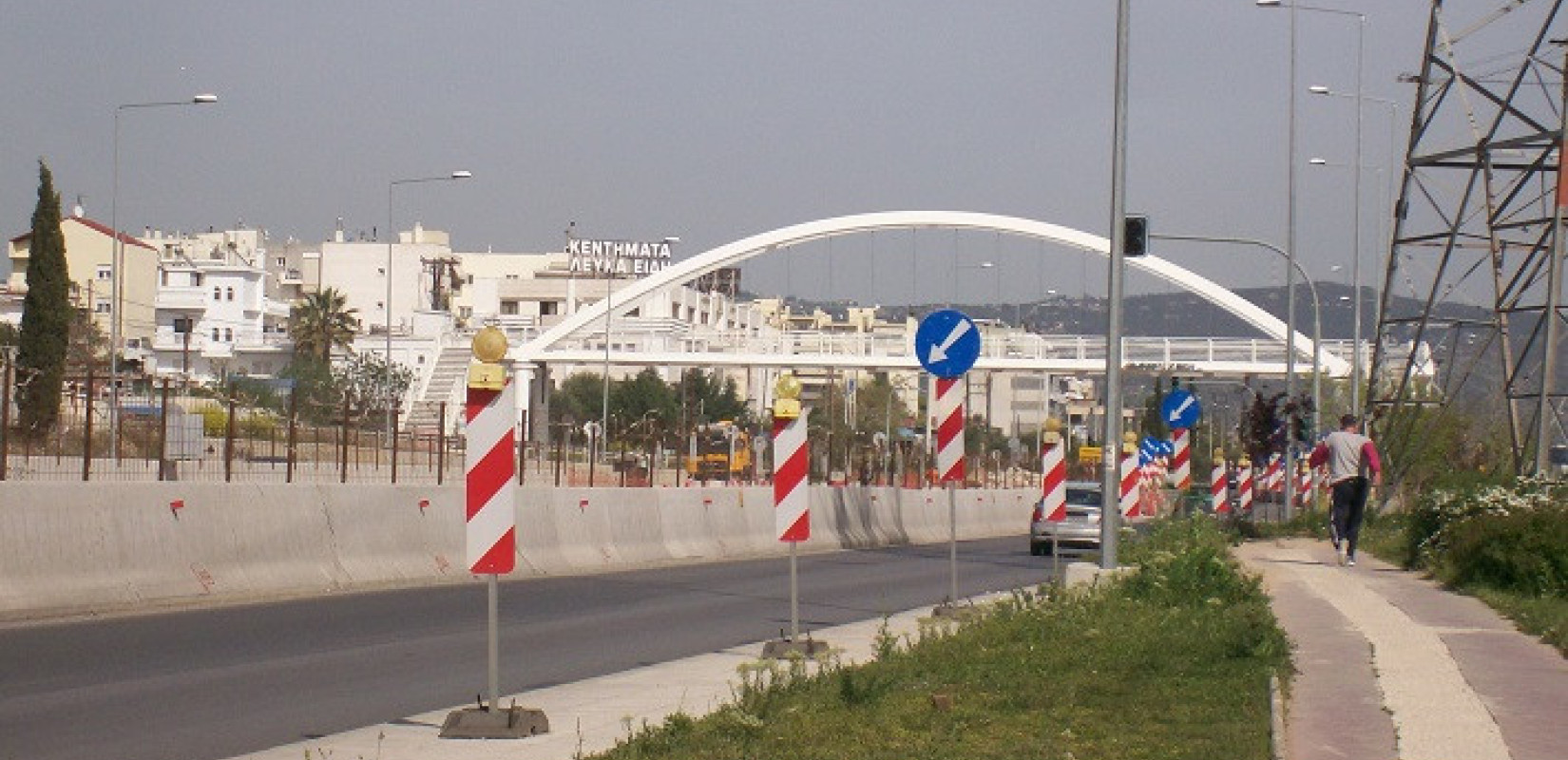 Εύοσμος: Δημόσιος κίνδυνος το «κούφιο» πάρκο άνωθεν του περιφερειακού - Δεν λειτουργεί ακόμη ούτε το ασανσέρ στην πεζογέφυρα