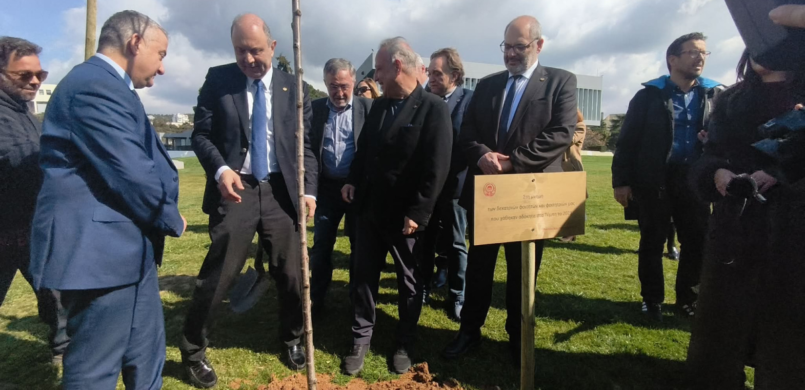 Θεσσαλονίκη - ΑΠΘ: Μια κερασιά στη μνήμη των φοιτητών που χάθηκαν στα Τέμπη - Πάρκο με 500 νέα δέντρα στη Βιβλιοθήκη