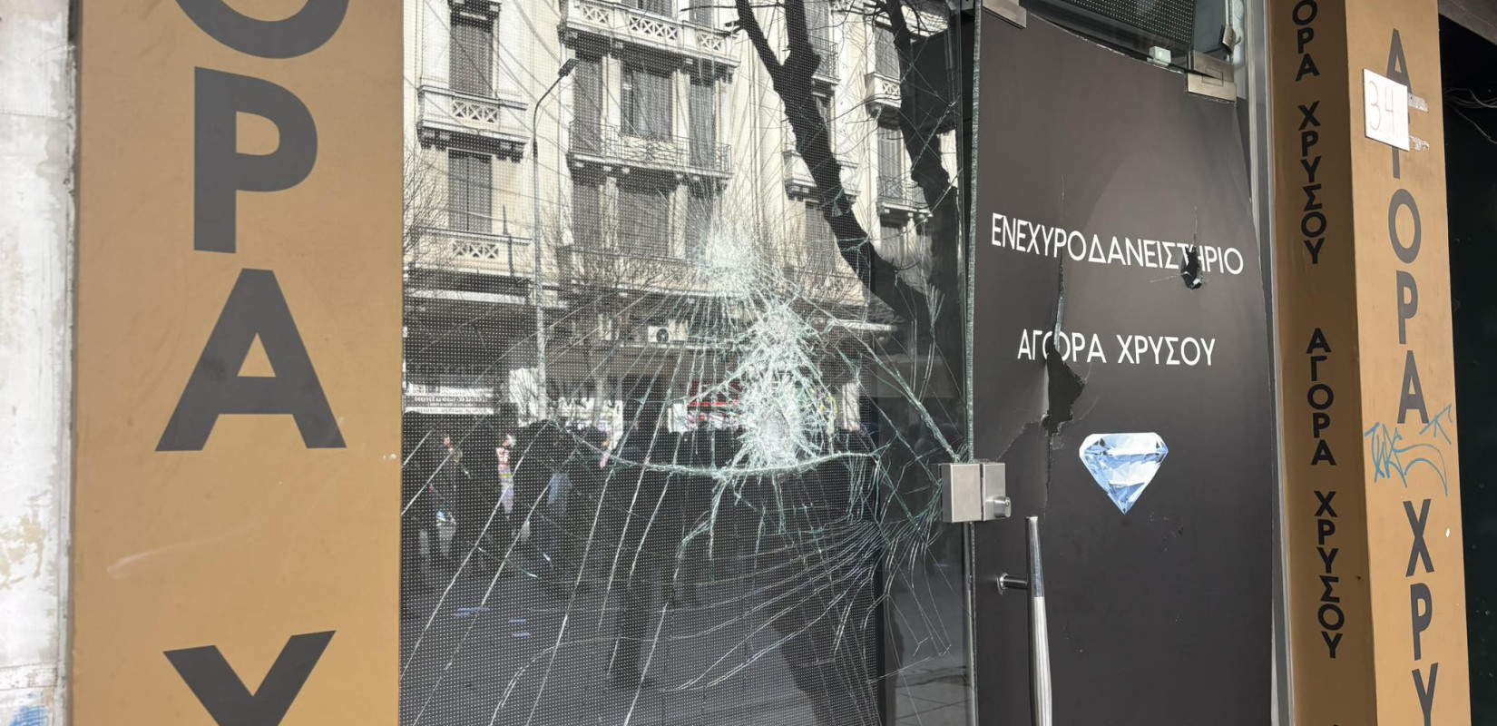 Θεσσαλονίκη: Κουκουλοφόροι προκάλεσαν ζημιές σε στάση λεωφορείου και σε κατάστημα