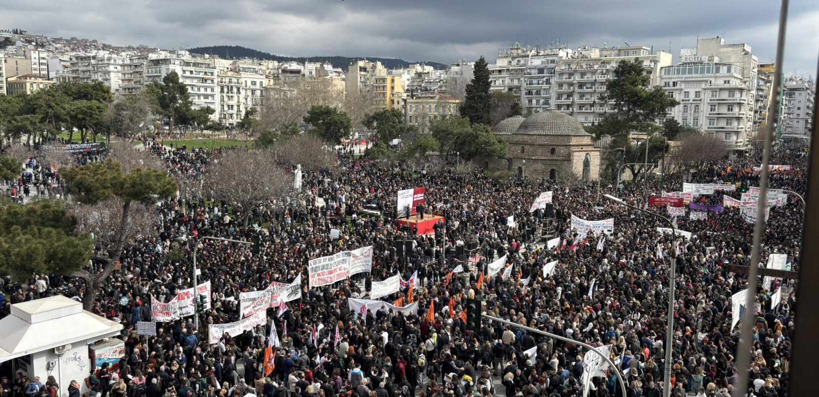 Θεσσαλονίκη: Χιλιάδες πολίτες στο Άγαλμα Βενιζέλου για την τραγωδία στα Τέμπη με ένα σύνθημα - «Ποτέ ξανά»