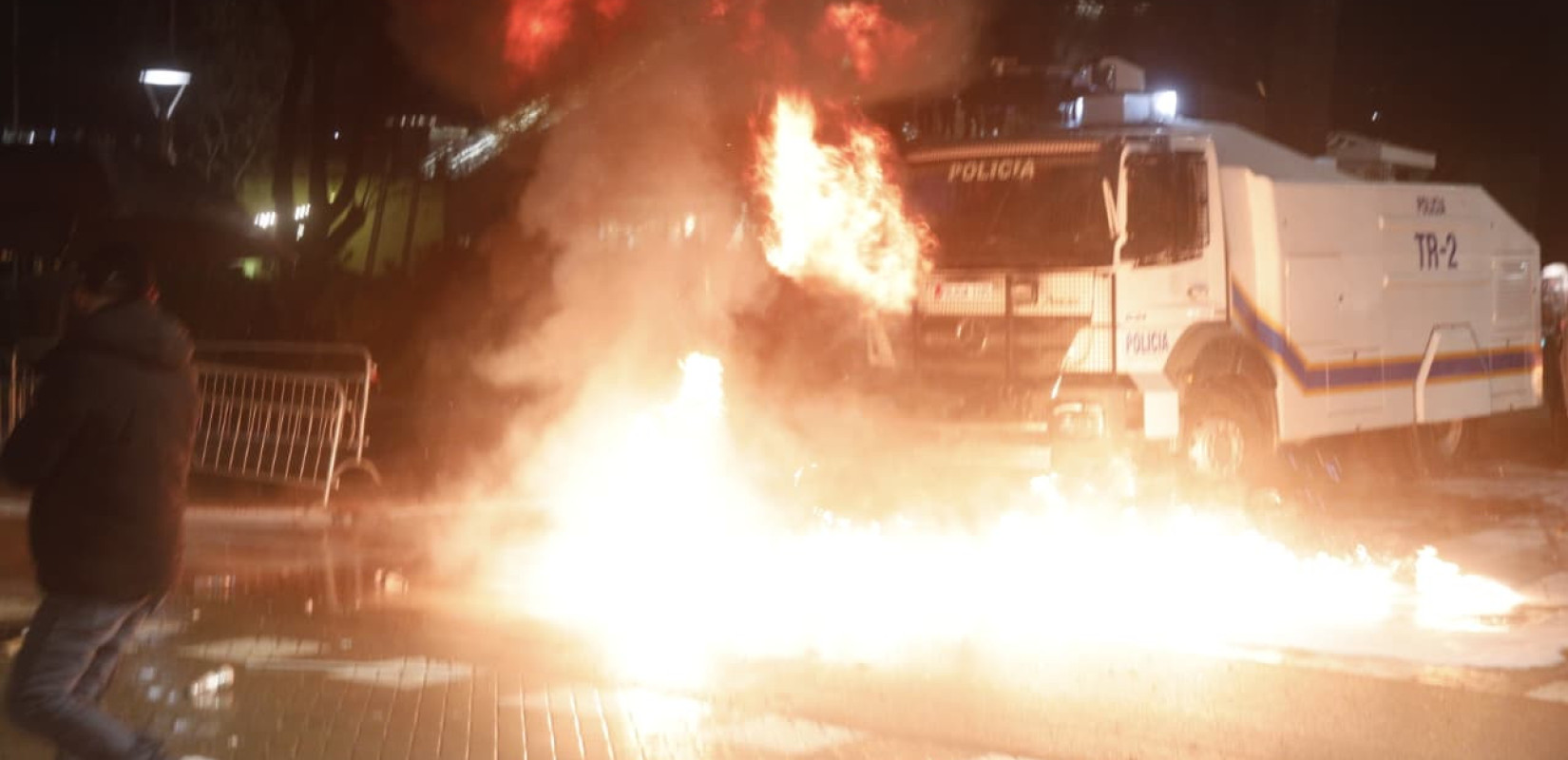 Τίρανα: «Πεδίο μάχης» το κέντρο της πόλης – Μολότοφ και χημικά σε αντικυβερνητική διαδήλωση