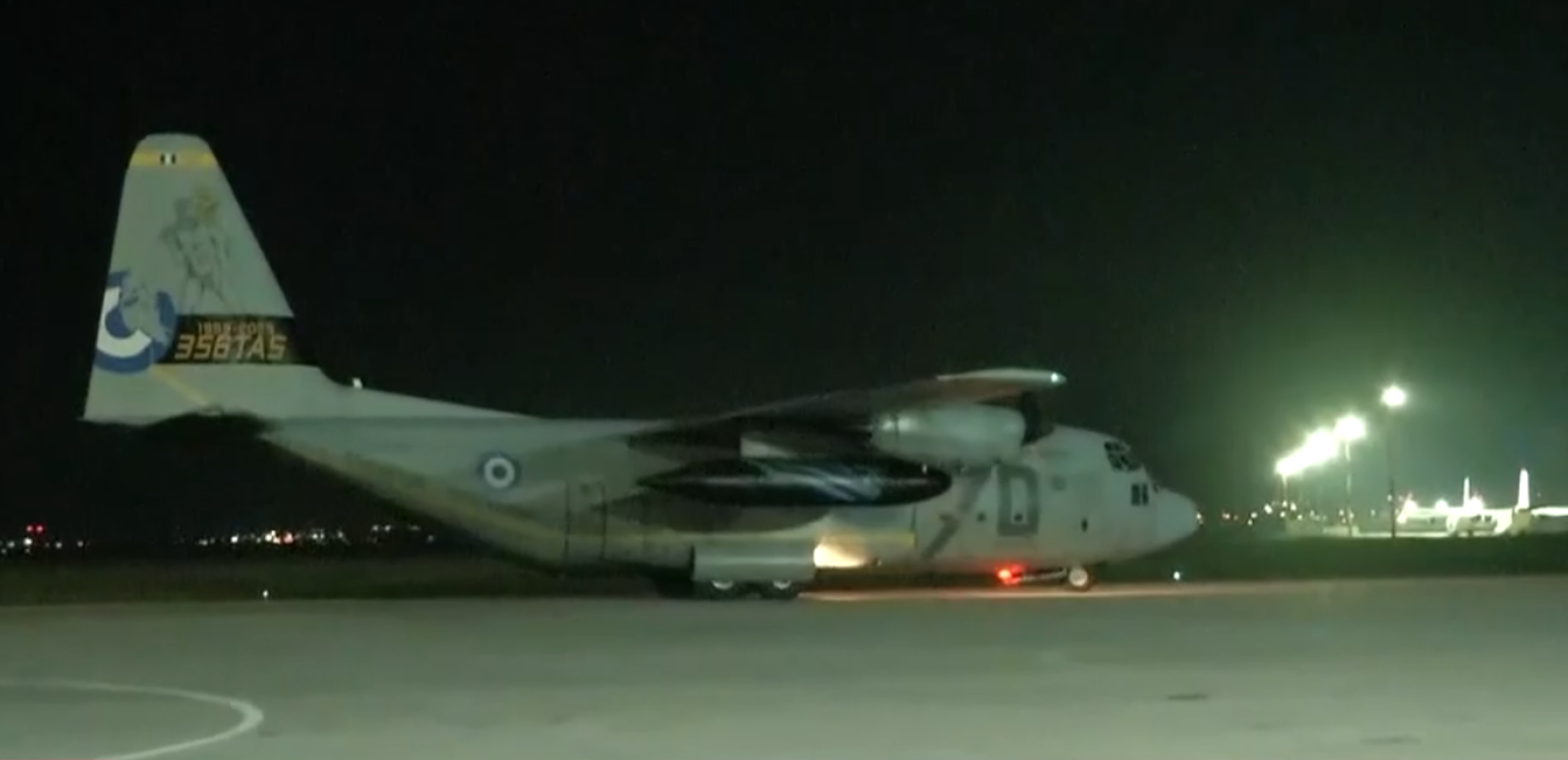 Επέστρεψαν στην πατρίδα 91 Έλληνες από το Άμπου Ντάμπι – Προσγειώθηκε στην Ελευσίνα το C-130 (βίντεο)