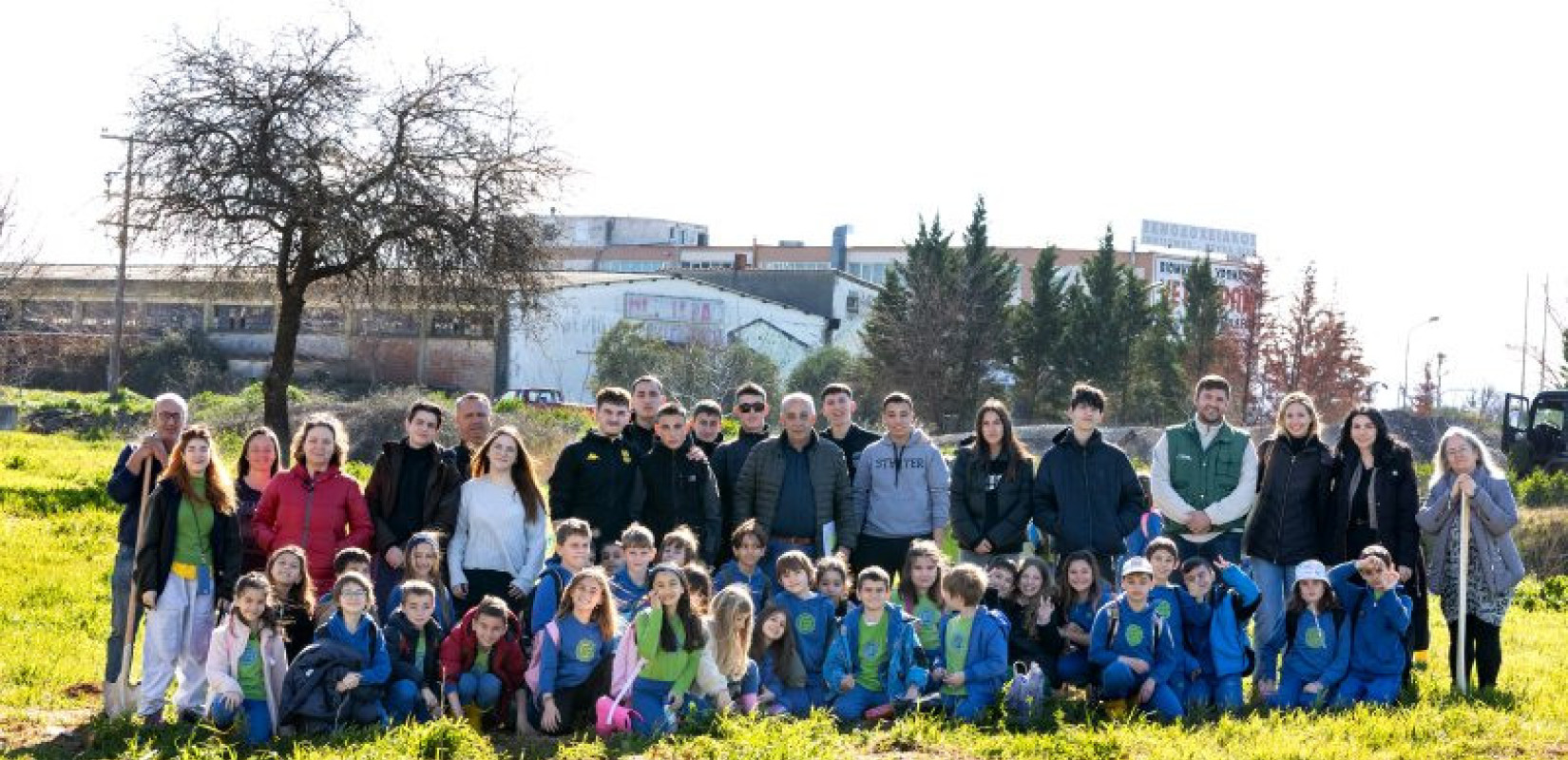 Θέρμη: Μαθητές της Αμερικανικής Γεωργικής Σχολής φύτεψαν 30 δένδρα σε δημοτική έκταση