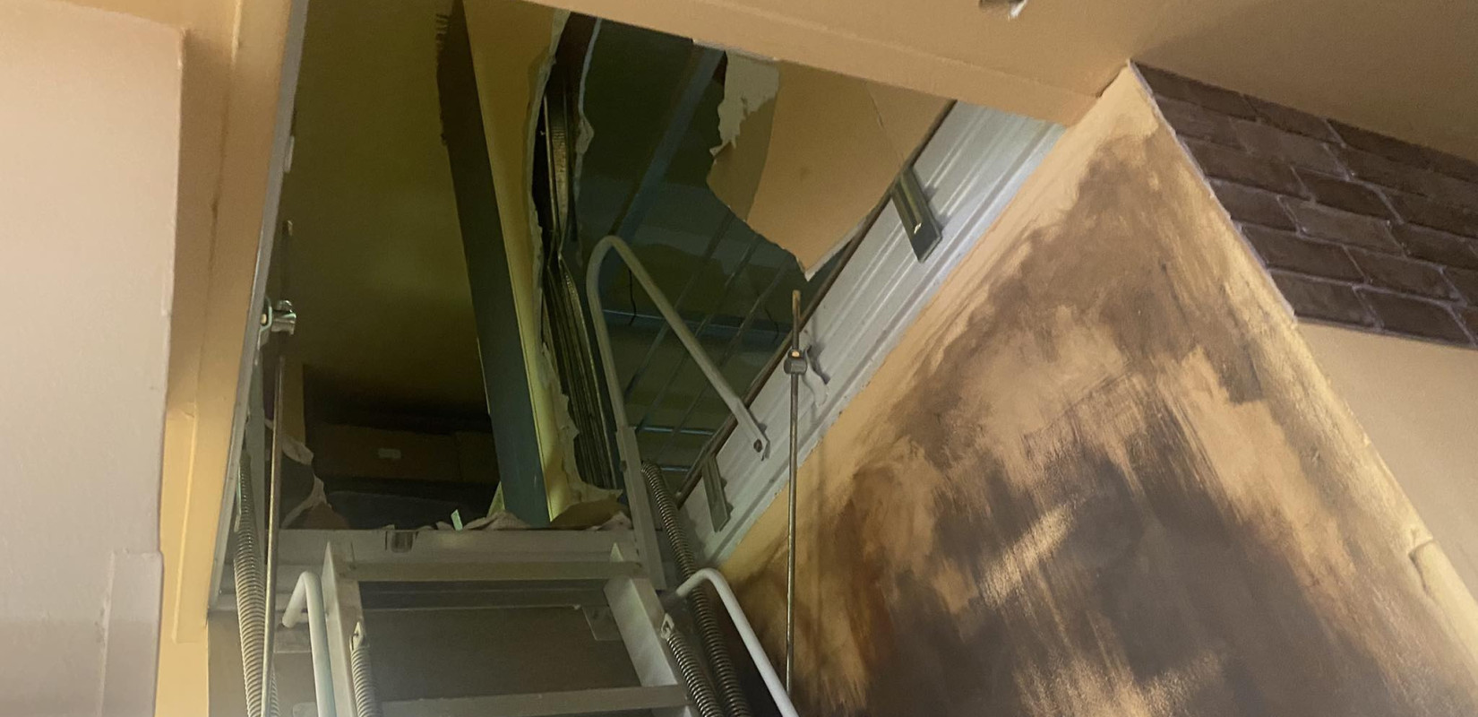 Επεισοδιακή διάρρηξη στη Θεσσαλονίκη: Ο δράστης κρυβόταν στο μαγαζί και εγκλωβίστηκε πάνω από τον ασανσέρ (βίντεο)