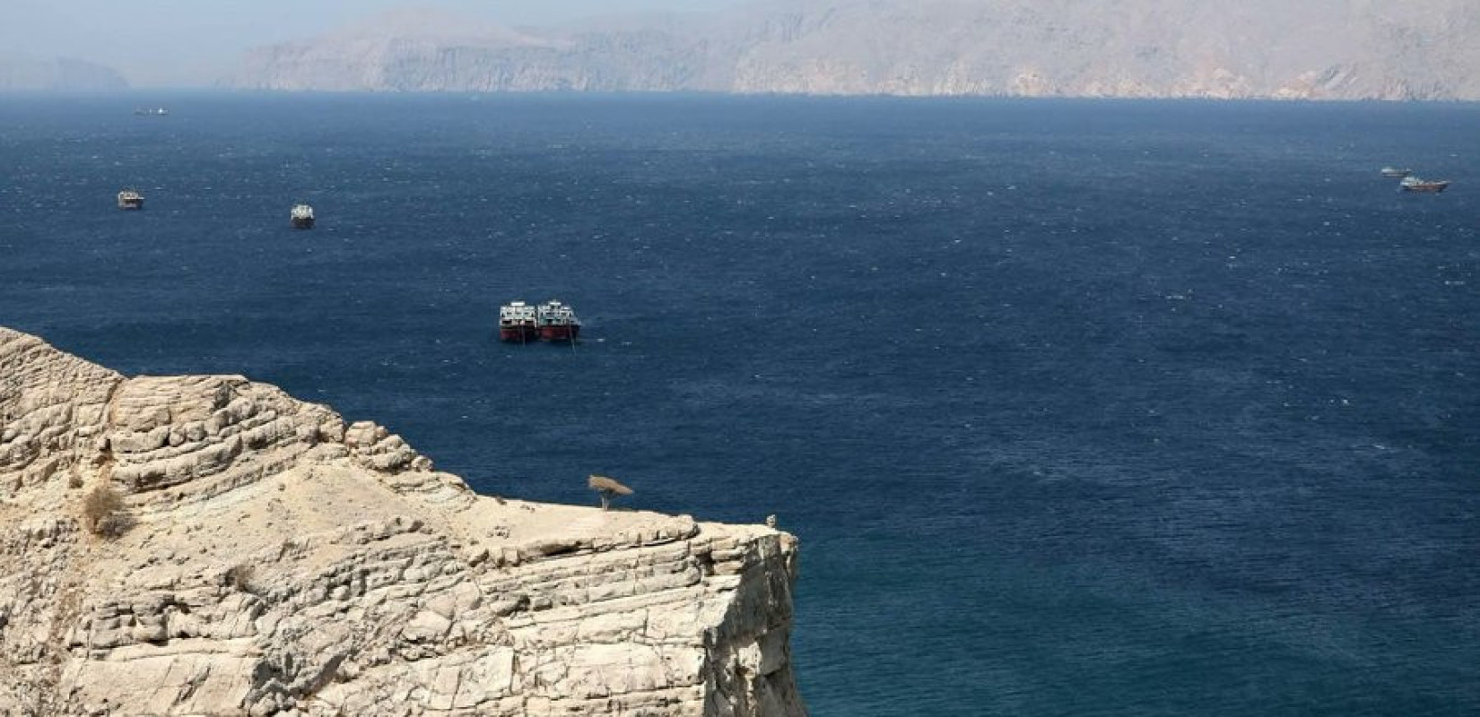 Mέση Ανατολή: Φλέγεται δεξαμενόπλοιο στα Στενά του Χορμούζ μετά από επίθεση με drones