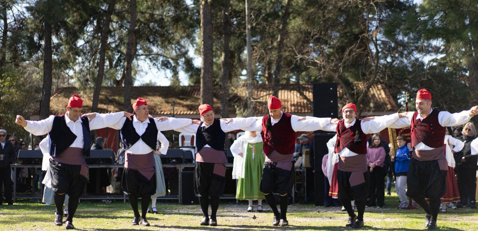 Θεσσαλονίκη: Κόσμος κατέκλυσε το «Καρατάσιου» και την Τραυματιούπολη για να γιορτάσει τα Κούλουμα