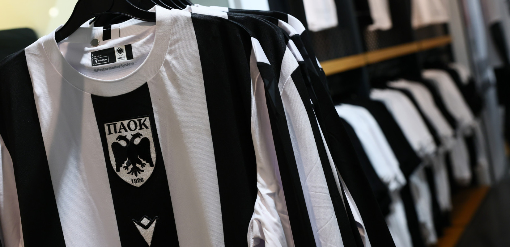 Εξαντλήθηκαν οι επετειακές φανέλες του ΠΑΟΚ