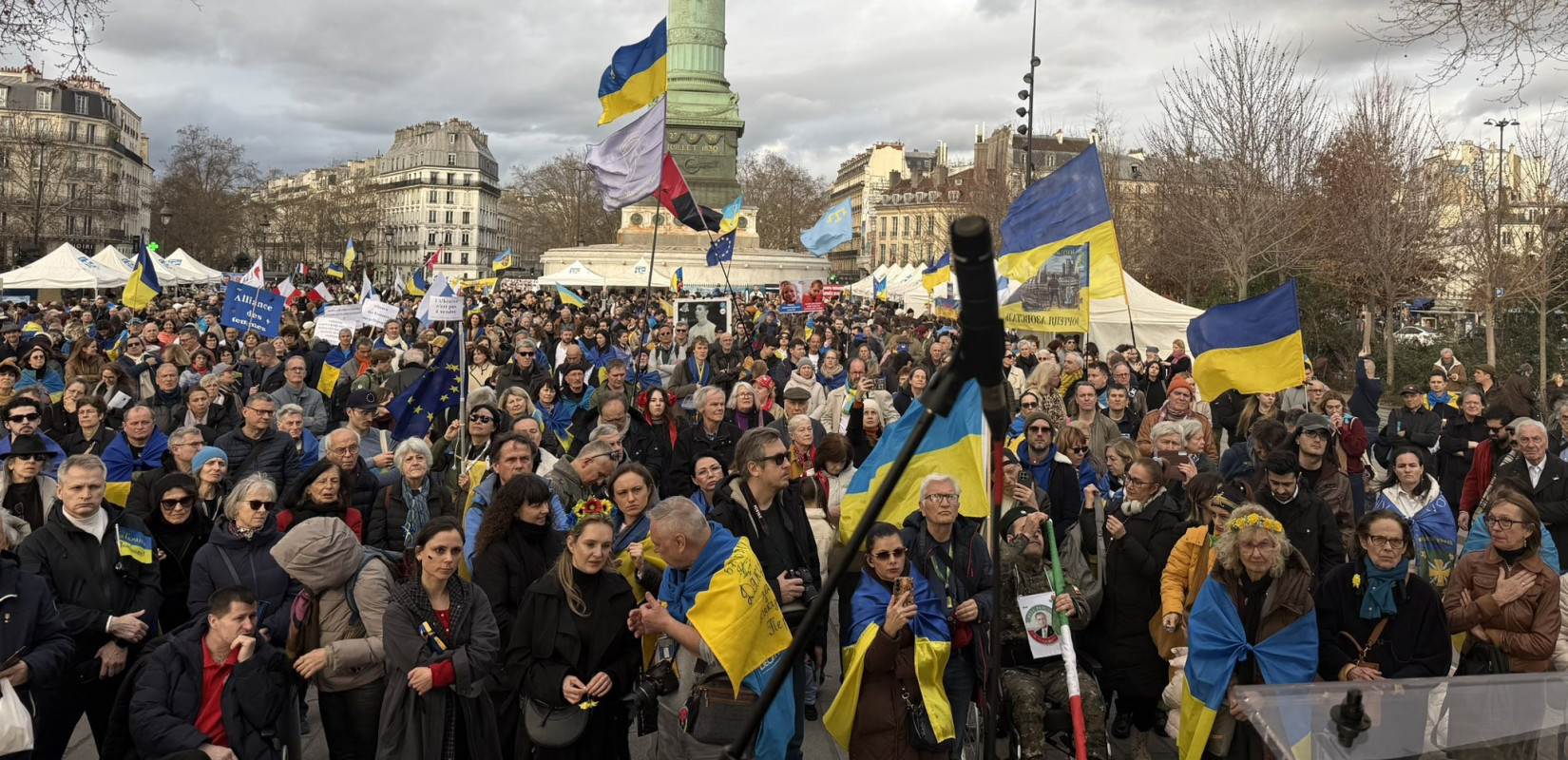 Παρίσι: Μαζική διαδήλωση αλληλεγγύης για τα 4 χρόνια πολέμου στην Ουκρανία (βίντεο)