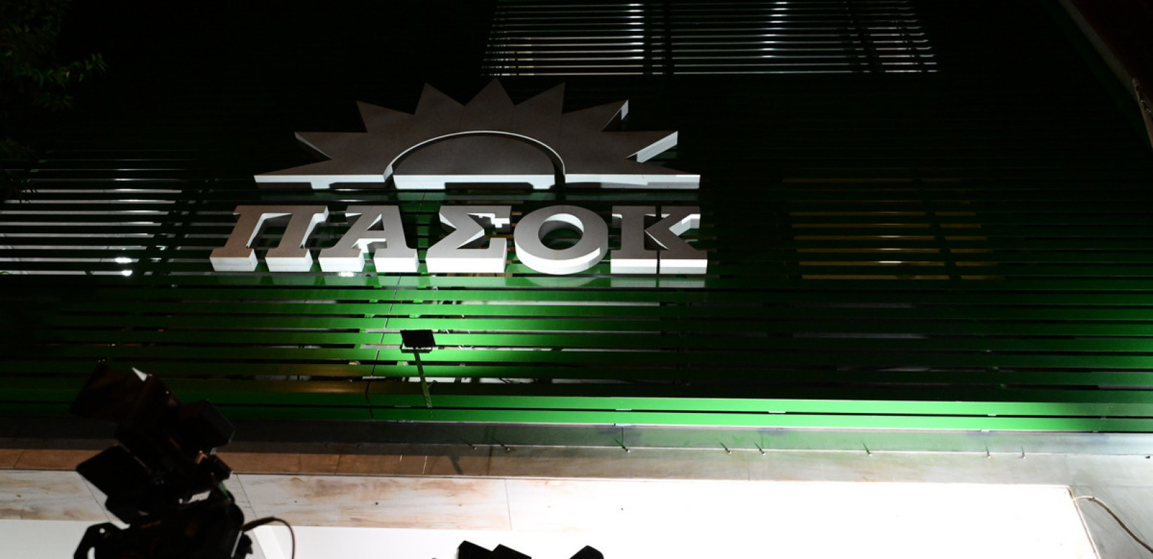 Μετωπική επίθεση... διαρκείας του ΠΑΣΟΚ στην κυβέρνηση