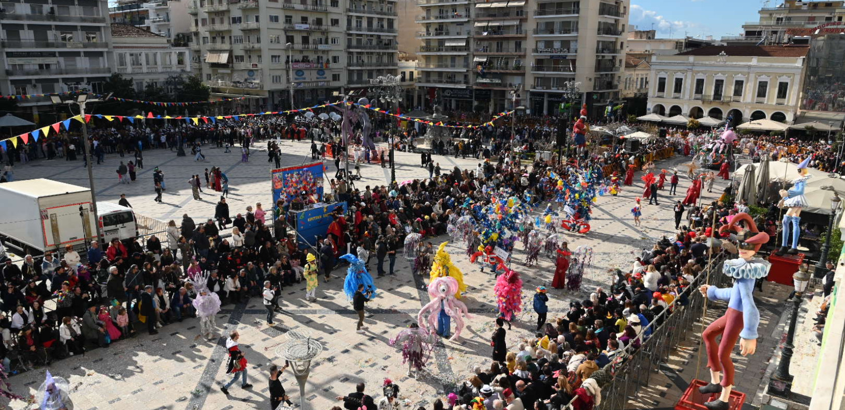 Πάτρα: Με 50.000 καρνιβαλιστές και εντυπωσιακά άρματα η μεγάλη παρέλαση (βίντεο)