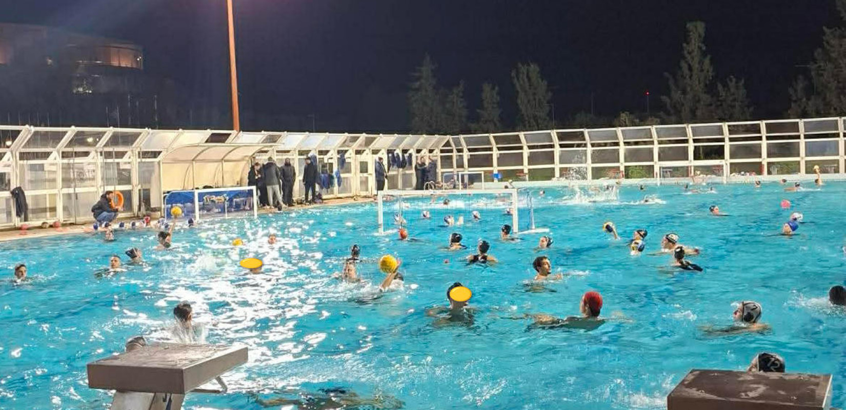 Υγρός στίβος: Σε τραγικές συνθήκες προπονούνται νεαροί πολίστες στο Ποσειδώνιο κολυμβητήριο της Θεσσαλονίκης