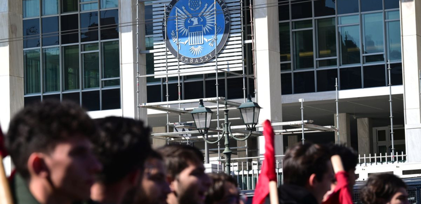 Σε εξέλιξη πορεία προς την αμερικανική πρεσβεία - Συνθήματα κατά της συμμετοχής της Ελλάδας στις επιθέσεις εναντίον του Ιράν