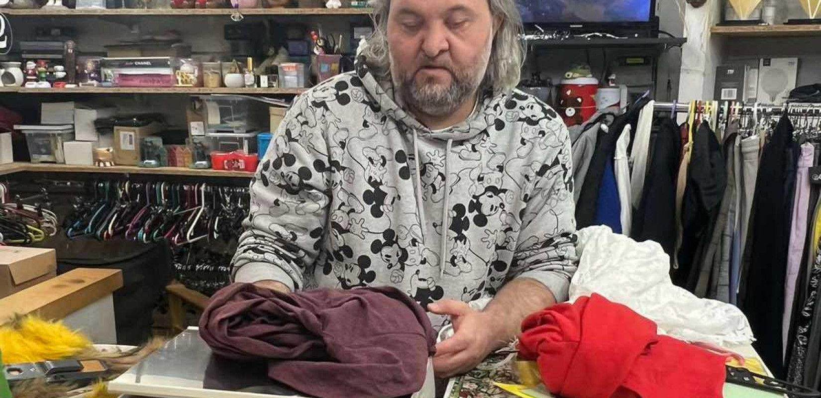 Θεσσαλονίκη : Zυγίζει ρούχα για πούλημα και τα βίντεό του στα social media γίνονται viral