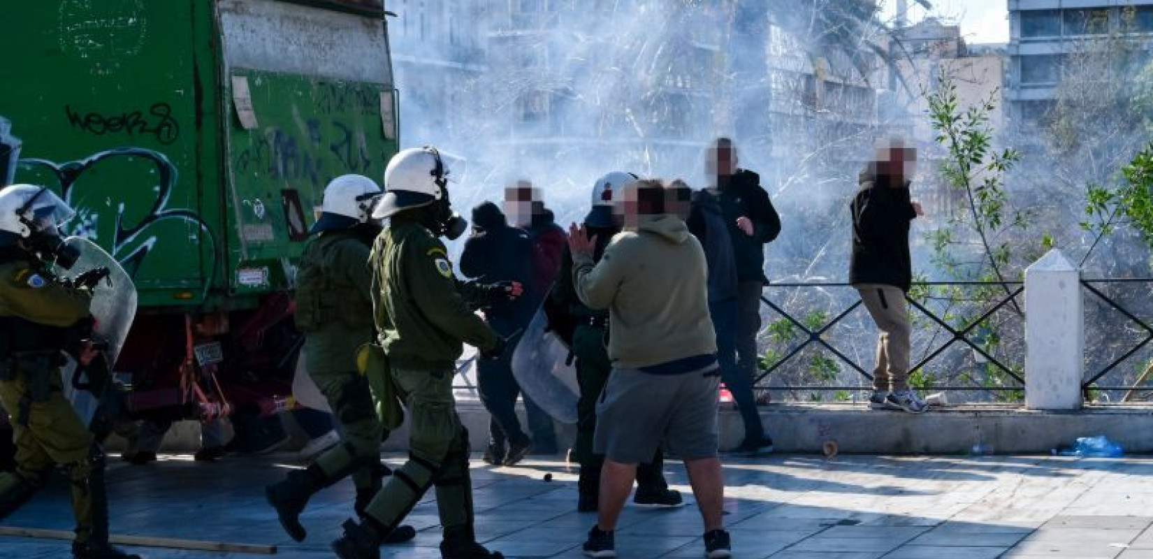 Επεισόδια στο Σύνταγμα μετά τη συγκέντρωση για τα Τέμπη: 149 προσαγωγές και 9 συλλήψεις