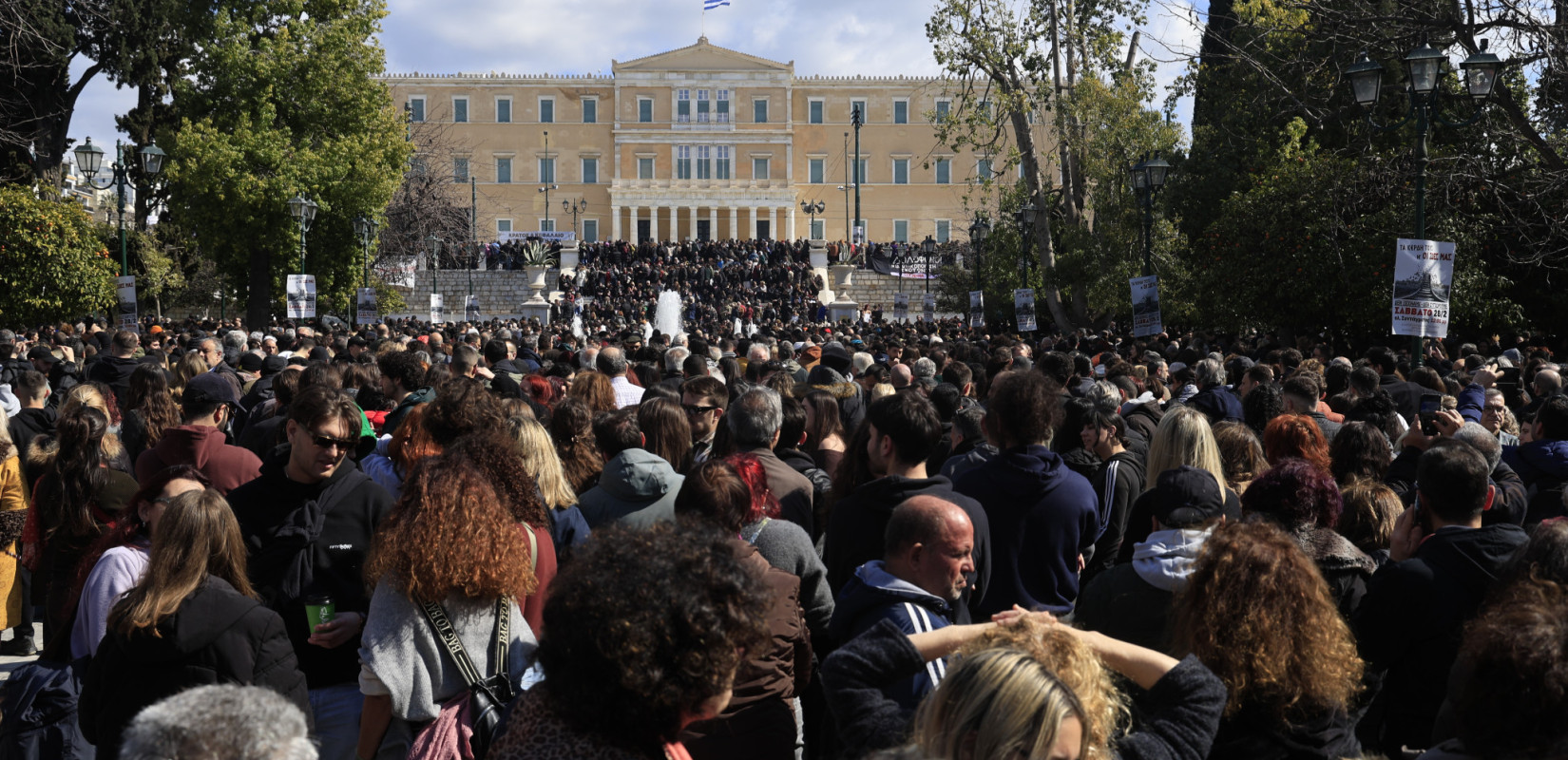 Αθήνα: Μεγάλη συγκέντρωση στο Σύνταγμα για τη μαύρη επέτειο των Τεμπών