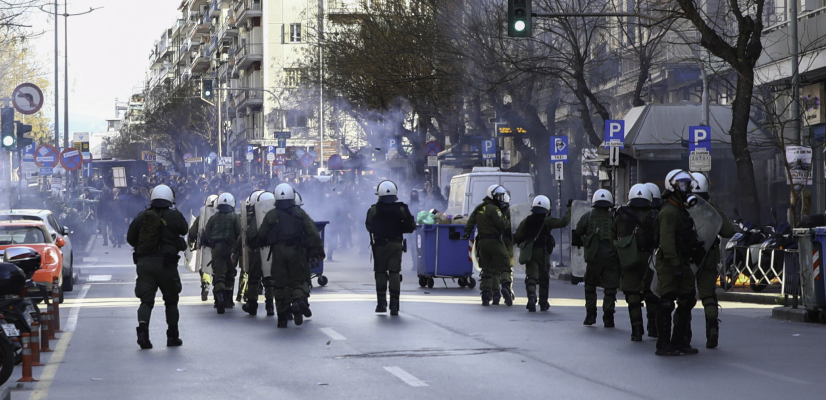 Θεσσαλονίκη: Επεισόδια με μολότοφ, δακρυγόνα και ανθρωποκυνηγητό μετά την πορεία για τα Τέμπη - 45 προσαγωγές και 5 συλλήψεις (βίντεο και φωτό)