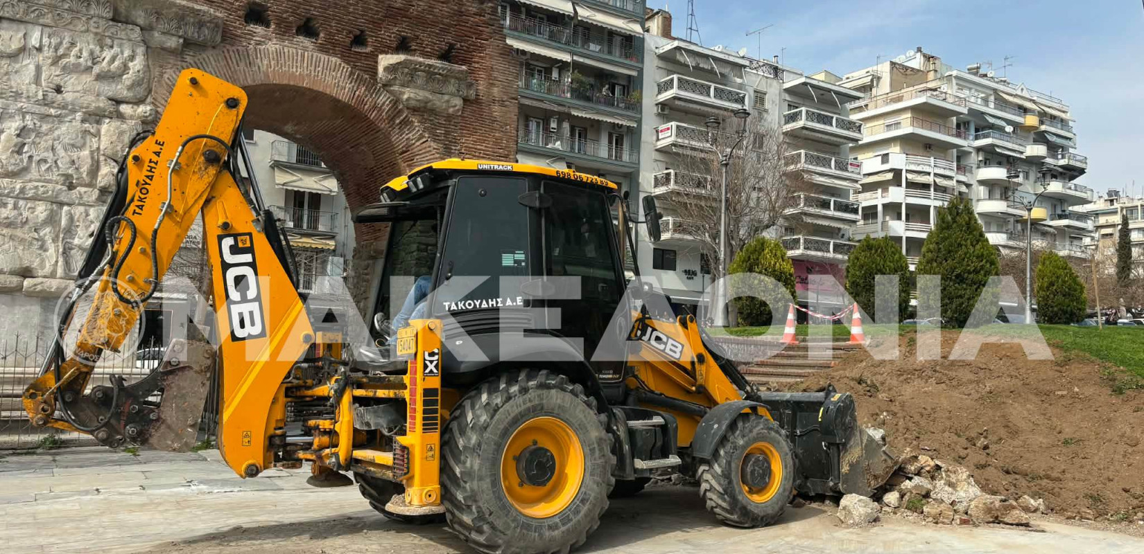 Θεσσαλονίκη: Γκρεμίστηκε το τοιχίο δίπλα στην Καμάρα - «Λειτουργούσε ως επιφάνεια γκράφιτι»