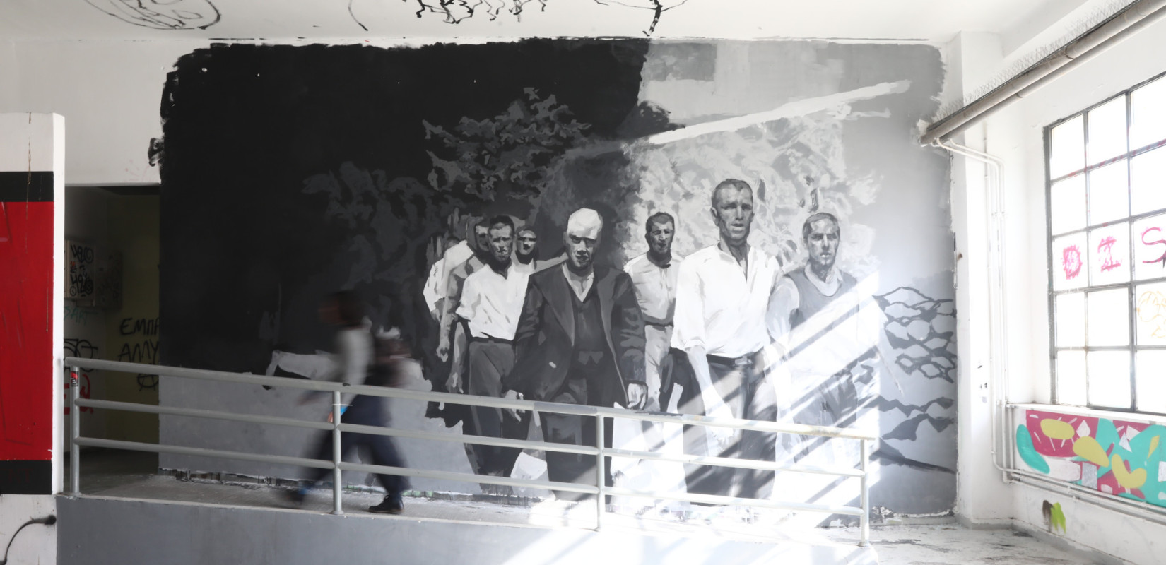 Από τον φακό της Βέρμαχτ στους τοίχους της Καλών Τεχνών: Η εμβληματική φωτογραφία των «200» της Καισαριανής