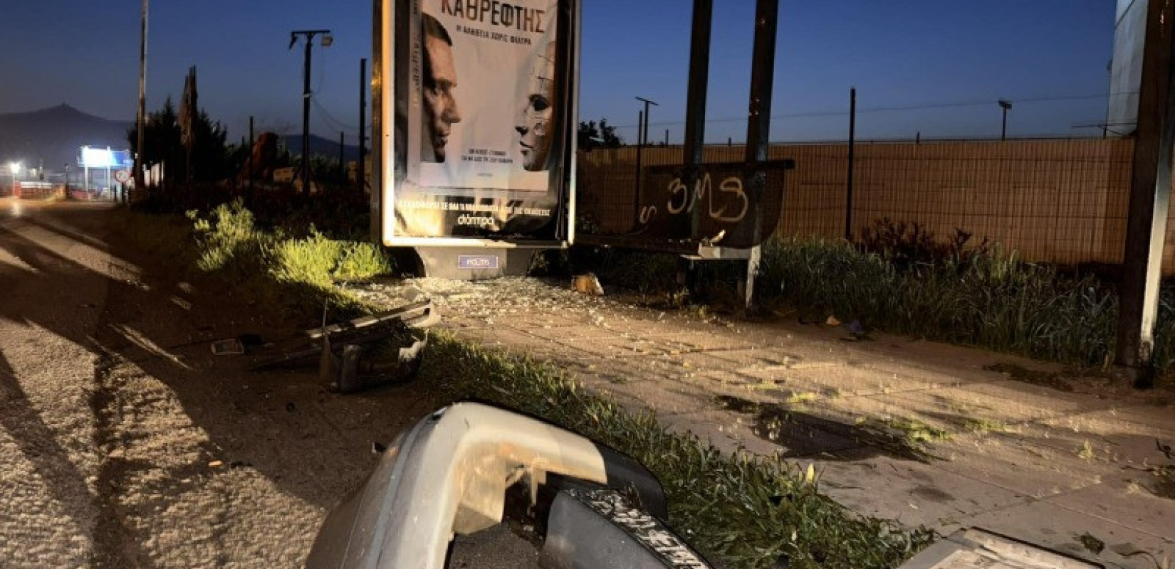 Θεσσαλονίκη: Αυτοκίνητο έπεσε σε στάση λεωφορείου - Τραυματίστηκε ο οδηγός