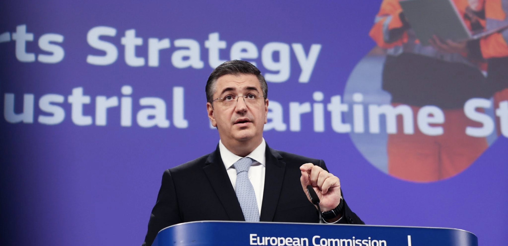 Απ. Τζιτζικώστας από Economist: «Συναγερμός» για τις μεταφορές λόγω Μέσης Ανατολής – 3.000 πλοία επηρεάζονται στα Στενά του Ορμούζ