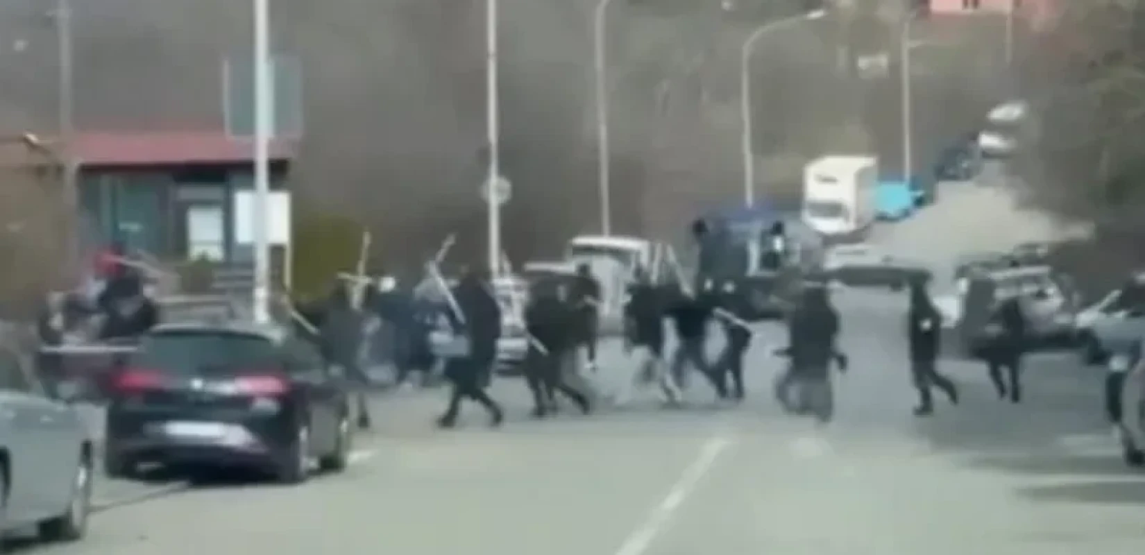 Σκηνές χάους στο Βελιγράδι: Άγριες συμπλοκές μεταξύ οπαδών πριν από το ντέρμπι Ερυθρού Αστέρα - Παρτιζάν