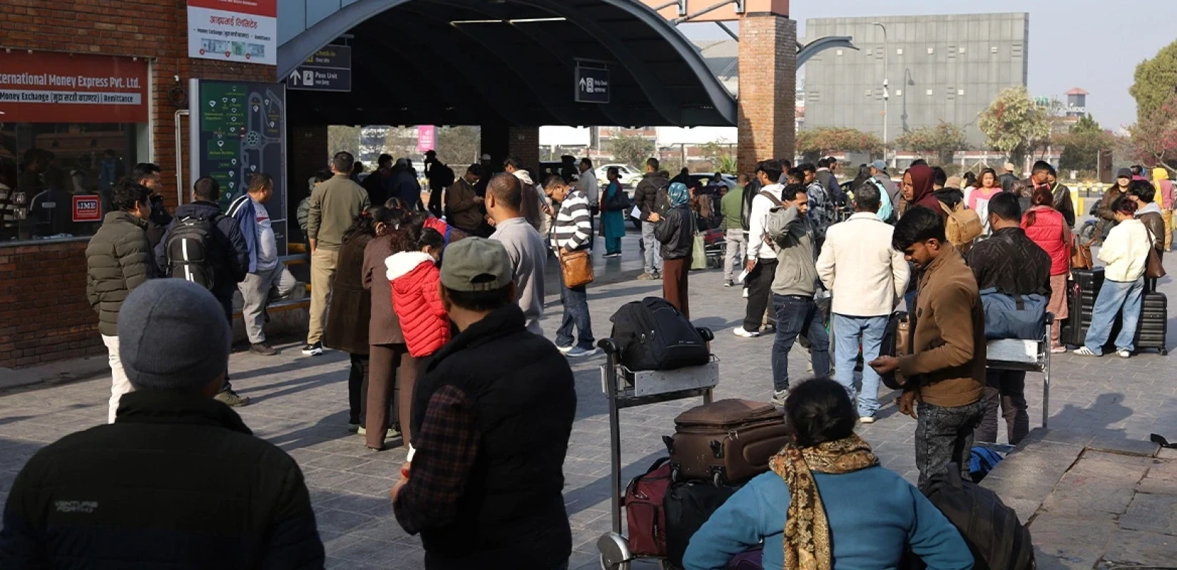 Αεροπορικό χάος στη Μέση Ανατολή: Ταλαιπωρία για εκατοντάδες χιλιάδες επιβάτες, ακυρώσεις πτήσεων και κλειστοί εναέριοι χώροι