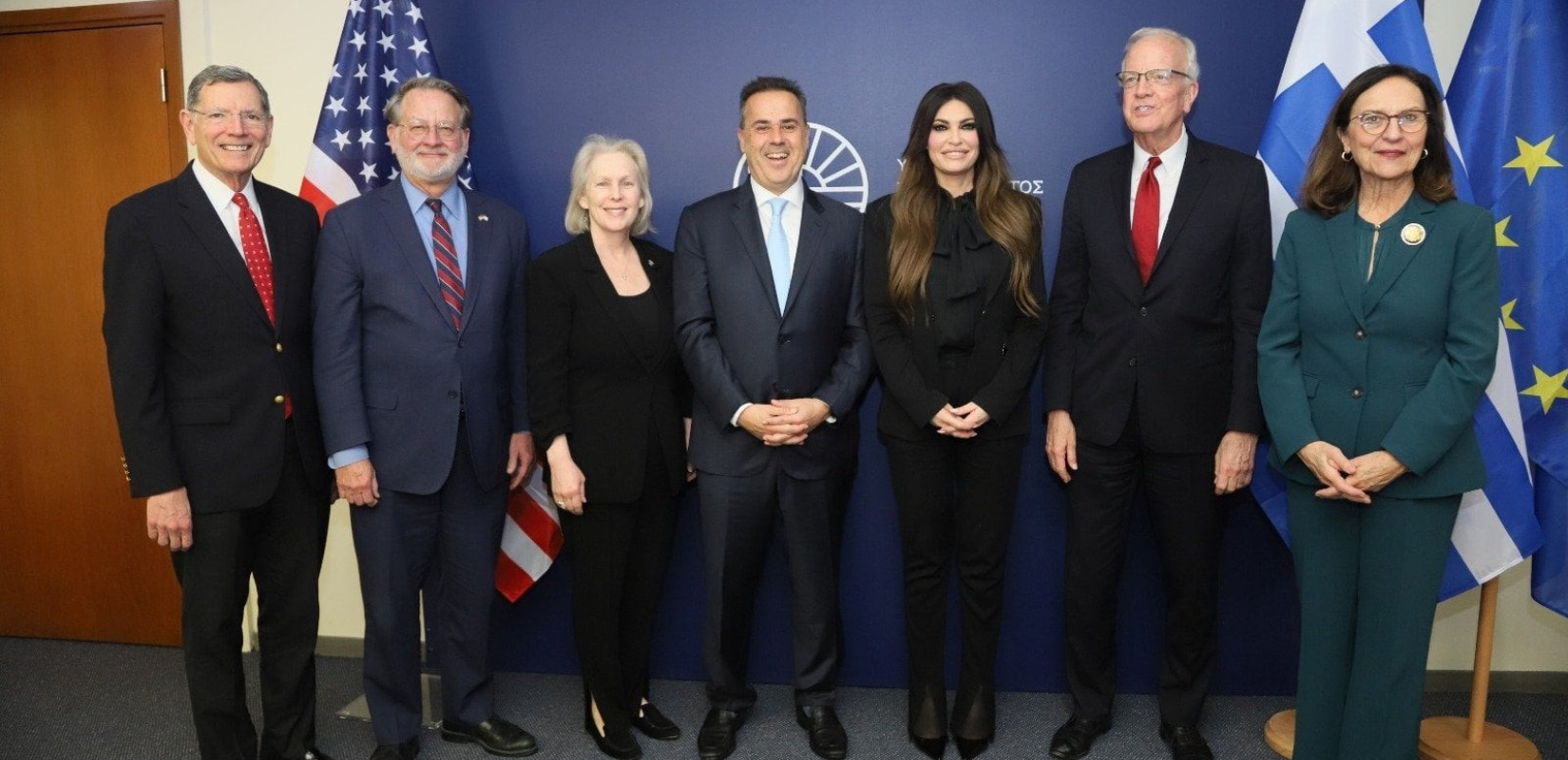 Στην Αθήνα αντιπροσωπεία της Αμερικανικής Γερουσίας: Συνάντηση με την Πρέσβη Κίμπερλι Γκίλφοϊλ