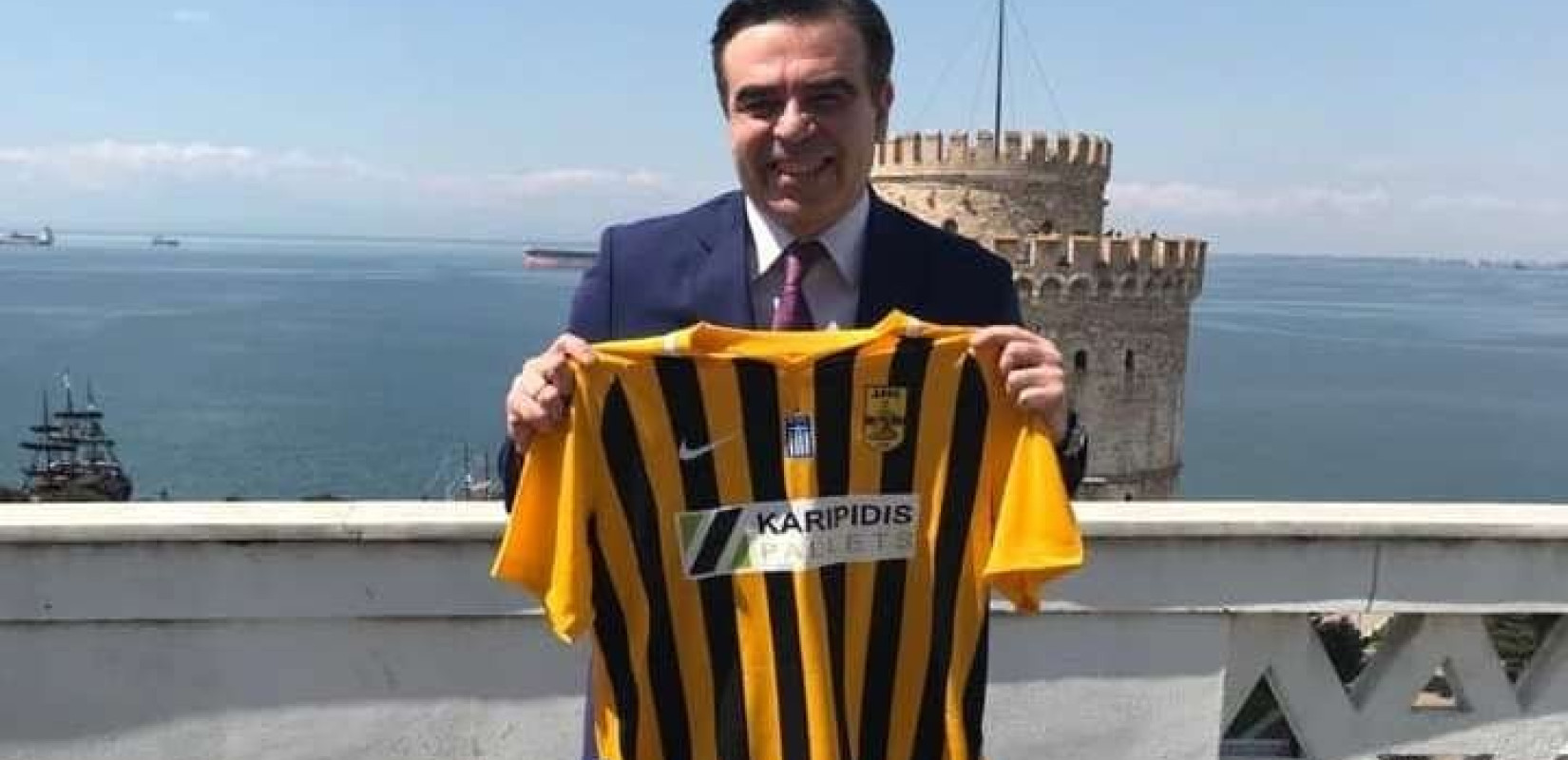 Mε τη φανέλα του Άρη και φόντο τον Λευκό Πύργο ο Μαργαρίτης Σχοινάς