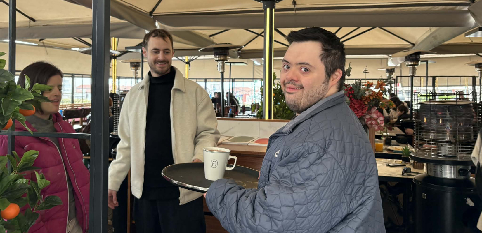 Θεσσαλονίκη: Άτομα με σύνδρομο Down σερβίρουν χαμόγελα και καφέδες - Δείτε βίντεο