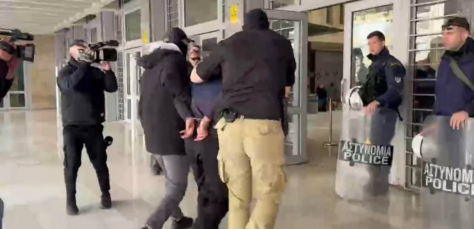 Θεσσαλονίκη: Στην ανακρίτρια ο 23χρονος για τον θάνατο του 20χρονου στην Καλαμαριά - Η ανάρτηση με μαχαίρι πριν τον φόνο του Κλεομένη (βίντεο)