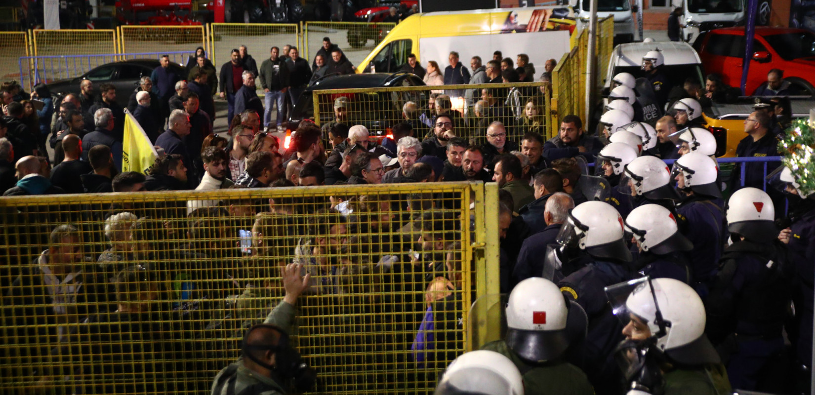 Ένταση στην Agrotica: Αγρότες επιχείρησαν να σπάσουν τον αστυνομικό κλοιό στη ΔΕΘ