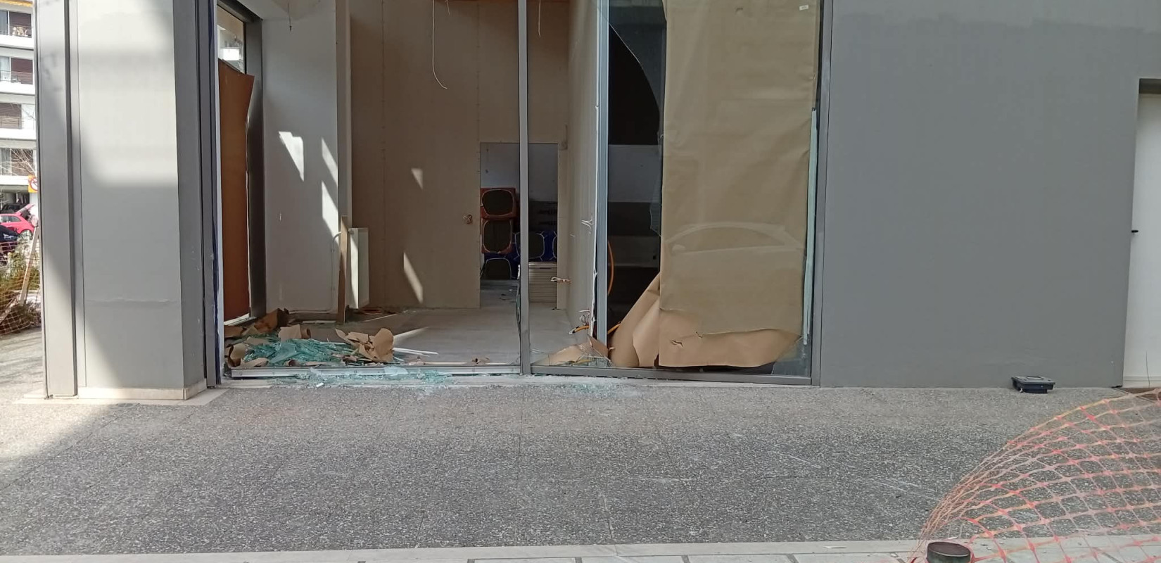 Καλαμαριά: Αυτοκίνητο «εισέβαλε» σε κατάστημα στο Βυζάντιο