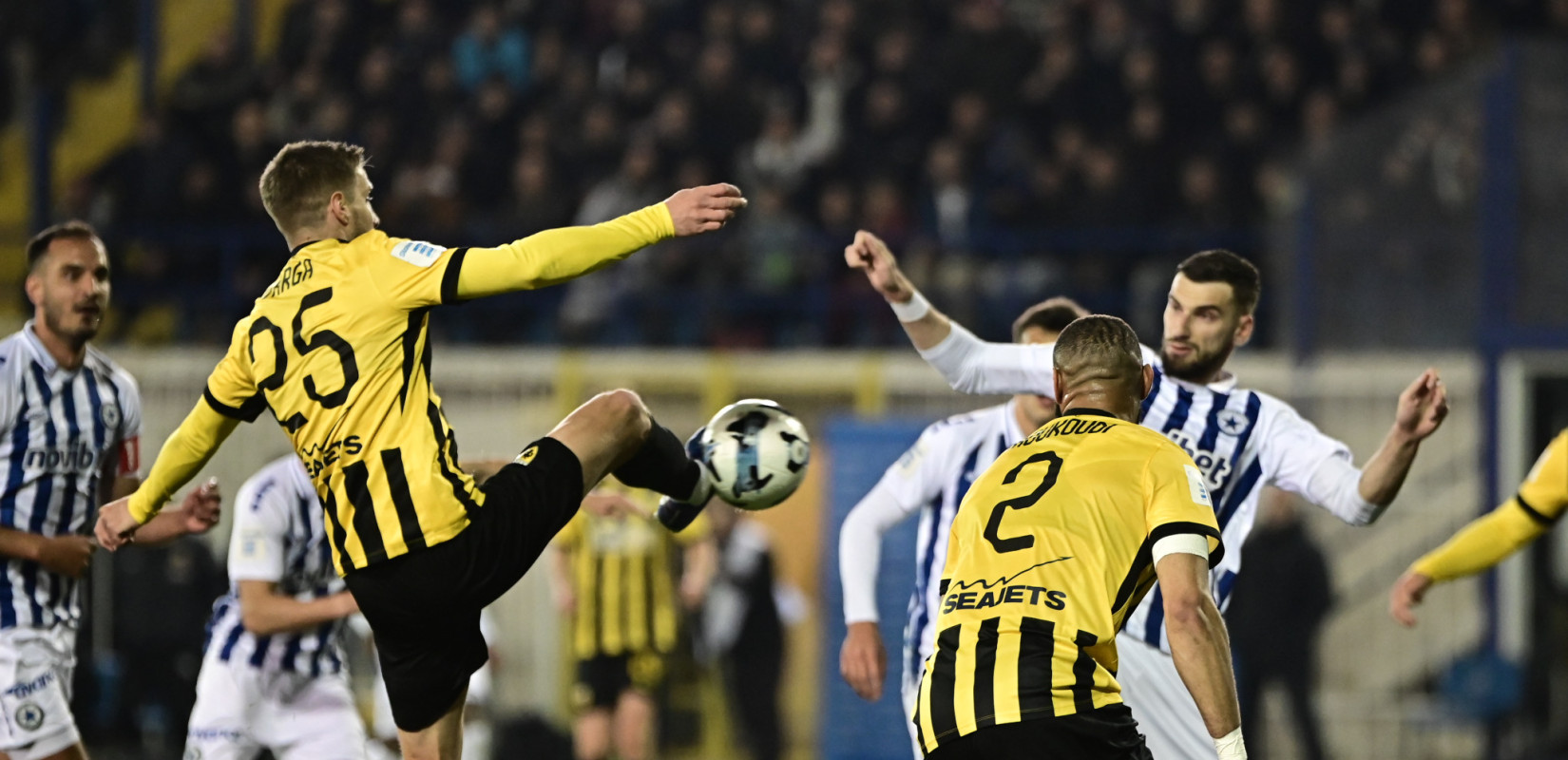 Super League: «Γκέλα» της ΑΕΚ στο Περιστέρι και τριπλή ισοβαθμία στην κορυφή