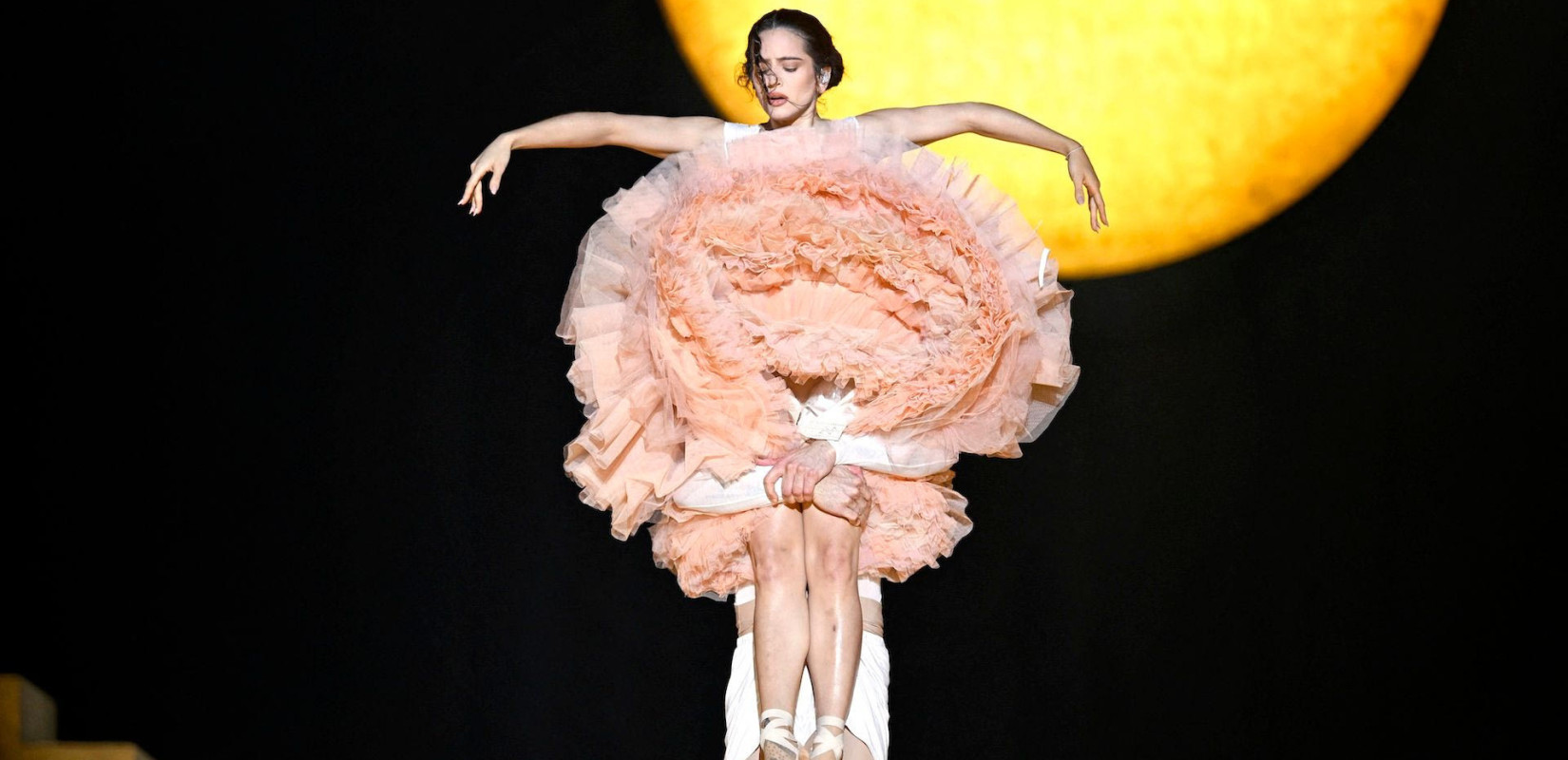 Ο Δημήτρης Παπαϊωάννου σκηνοθετεί τη Rosalia - Δείτε βίντεο